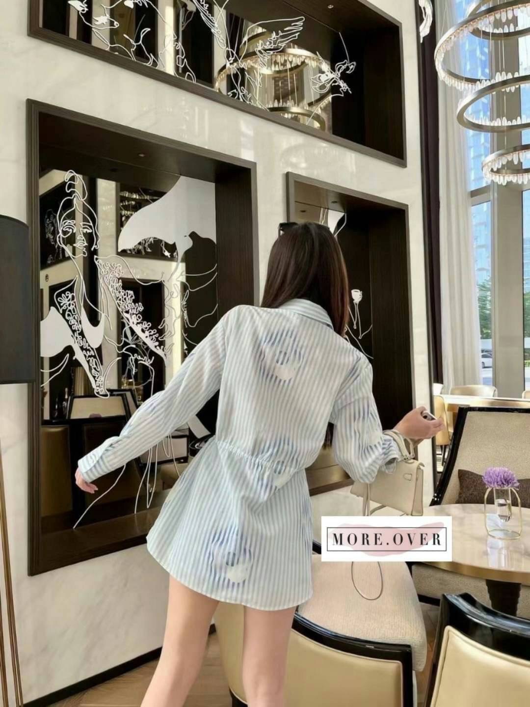 พร้อมส่ง รุ่นใหม่ !! มินิเดรสเดรสแขนยาวคอปกเชิตลายทางสีฟ้า PRADA Brand: PRADA มีป้าย tag แบรนด์ 💙Detail : มินิเดรสเชิตแขนยาวลายทางสีฟ้าเอวรูด แบรนด์ PRADA เนื้อผ้าอย่างดีงานสวยมากค่ะ งานคุณภาพการันตี มีป้าย tag แบรนด์