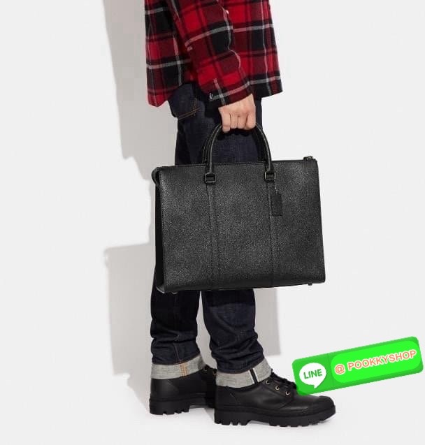 COACH GRAHAM ZIP BRIEF (CE439) 🔖กระเป๋าใส่โน๊ตบุ๊คใส่เอกสารใบใหญ่ 🔖วัสดุ:หนังแท้ทั้งใบ 🔖เปิดปิดด้วยซิป ภายในกว้าง มีช่องย่อยใส่ของจุกจิก ช่องใส่บัตร ใส่เอกสารและของสำคัญได้เยอะ 🔖สายสะพายสามารถถอดออกและปรับระดับได้คะ