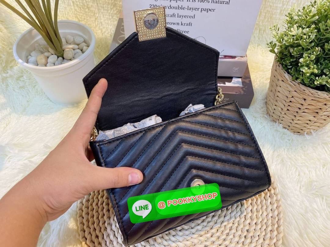 GUESS กระเป๋าสะพายทรงน่ารัก สวยอยู่ทรง ขนาดกำลังดี น้ำหนักเบา ด้านหน้ามีโลโก้แบรนด์อะไหล่ทอง โซ่ห้อยด้านหน้าไม่ชอบ สามารถถอดได้ เปิดปิดด้วยกระดุมแม่เหล็กสะดวกใช้ ภายในมี 1 ช่องย่อย และ 1 ช่องซิปเล็ก