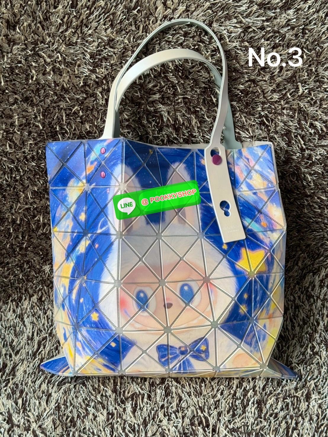 Baobao Issey Miyake x Labubu tote bag อีกหนึ่งซีรีย์สุดลิมิเตทที่น่าสะสม กำลังเป็นกระแสสำหรับ Labubu อาร์ตทอยชื่อดังที่ทุกคนรู้จัก คอลเลคชั่นนี้สื่อถึงความรู้สึกอารมณ์ผ่านตัวละครออกมาได้ดีเลยทีเดียว เป็นกระเป๋า ที่เหมาะกับการใช้งานในชีวิตประจำวัน ด้วยขนาด