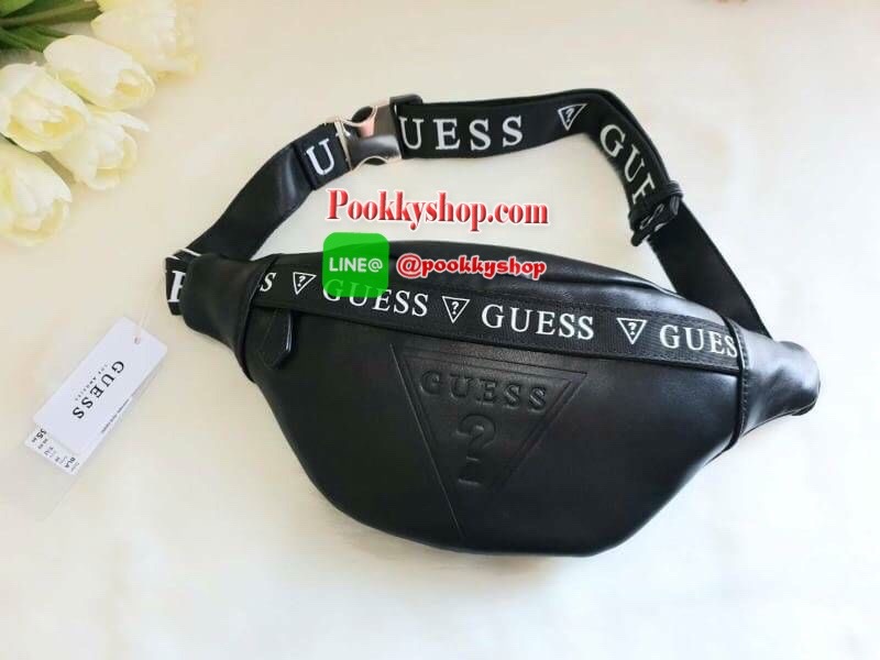 GUESS GESABEL GYM FANNY PACK กระเป๋าหนังคาดเอว/อก ด้านหน้าปั๊มโลโก้แบรนด์ทรงสามเหลี่ยม ตัวกระเป๋าเปิดปิดด้วยซิปใช้งานง่าย มี 2 ช่องซิป มีลูกเล่นซ่อนซิปหน้าคาดปิดด้วยสายพิมพ์โลโก้ ภายในกระเป๋าโล่งกว้าง สามารถใส่มือถือได้ทุกรุ่น จุของได้เยอะ รับรองถูกใจสาวๆ
