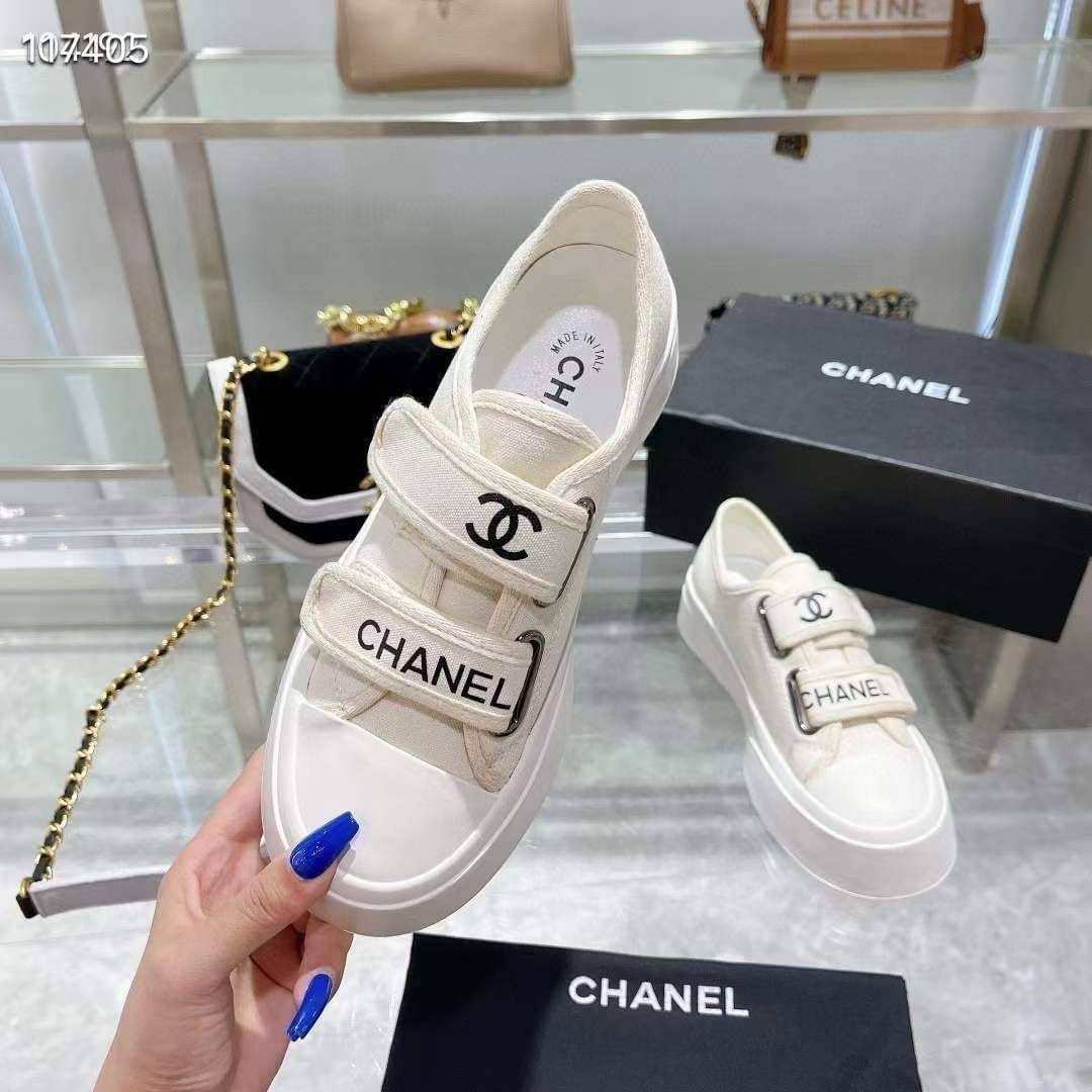 รุ่นใหม่ล่าสุดชนช็อปเลยจ้า รุ่นนี้ลุคคุณหนู hiso เลยจ้า รองเท้าผ้าใบแบรนด์ CHANEL แต่งสายคาดโลโก้แบรนด์ ใส่สวยหรูสุดๆค่ะ ลุคสป็อตเท่ๆค่ะ งานมีโลโก้แบรนด์ทุกจุด ตามแบบต้นฉบับคะ งานลุคคุณหนูใส่สบาย แมทชุดง่ายเลยจ้า