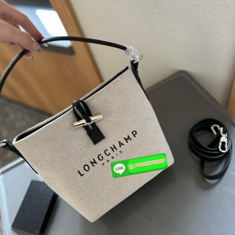พร้อมส่งที่ไทยอีกครั้ง Longchamp Roseau Bucket Bag S กระเป๋ารุ่นถังไซส์มินิ ที่ขายดีที่สุดในตอนนี้ ตัวกระเป๋าทำจากผ้าแคนวาสเนื้อดี คาดด้วยหนังสีดำ ใบนี้เปิดปิดด้วยตัวคาดยึดด้วยอะไหล่สีเงิน ด้านในใส่ไอแพดมินิ กระเป๋าสตางค์ยาวได้ พร้อมกับหนังรองฐาน สามารถวา