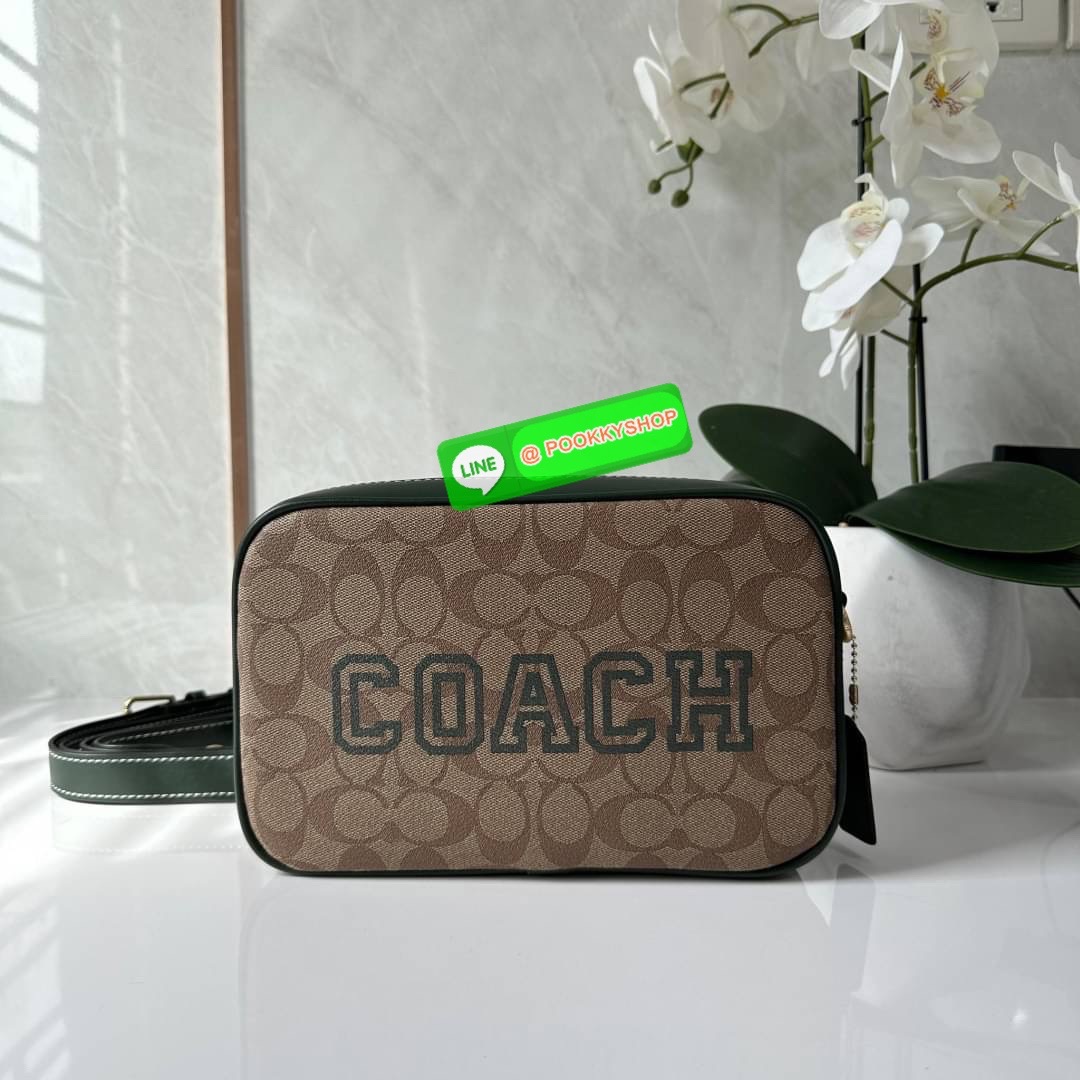 Coach Jamie Camera Bag In Signature Canvas With Varsity Motif (coach ce599) กระเป๋าสะพายข้าง ดีไซน์ยอดฮิตตลอด ไม่ตกเทรน วัสดุหนังแคนวาสตัดหนังแท้ เปิดปิดด้วยซิป ภายในช่องโล่งกว้างมีช่องแยกอเนกประสงค์สามารถใส่โทรศัพท์มือถือได้ทุกรุ่น สามารถใส่กระเป๋าสตางค์