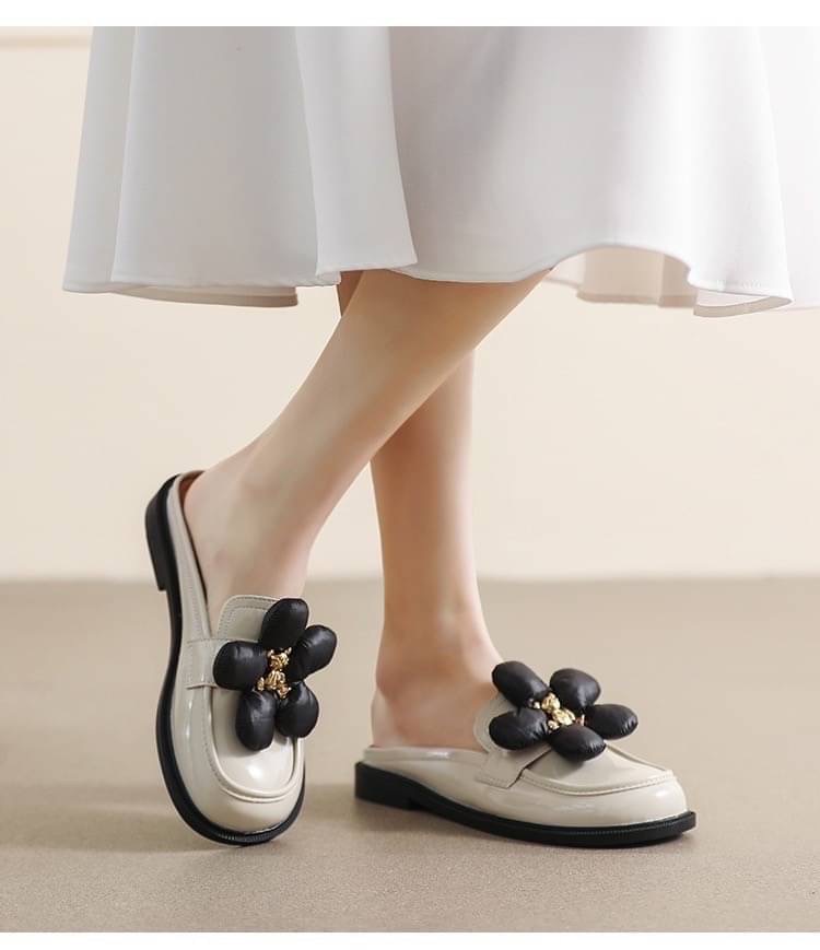 รองเท้าเกาหลีเกาใจน่ารักไม่ไหวรุ่นนี้ เป็นทรงปิดหน้าด้านหน้ามีแต่งดอกไม้ใหญ่ประดับติดด้วยน้องหมีสีทองดีมาก ด้วยรองเท้าเป็นหนังเปิดหลังสวมใส่ง่าย คู่นี้แมทช์กับชุดไหนก็เริ่ดไม่ซ้ำใครแน่นอนค่ะ