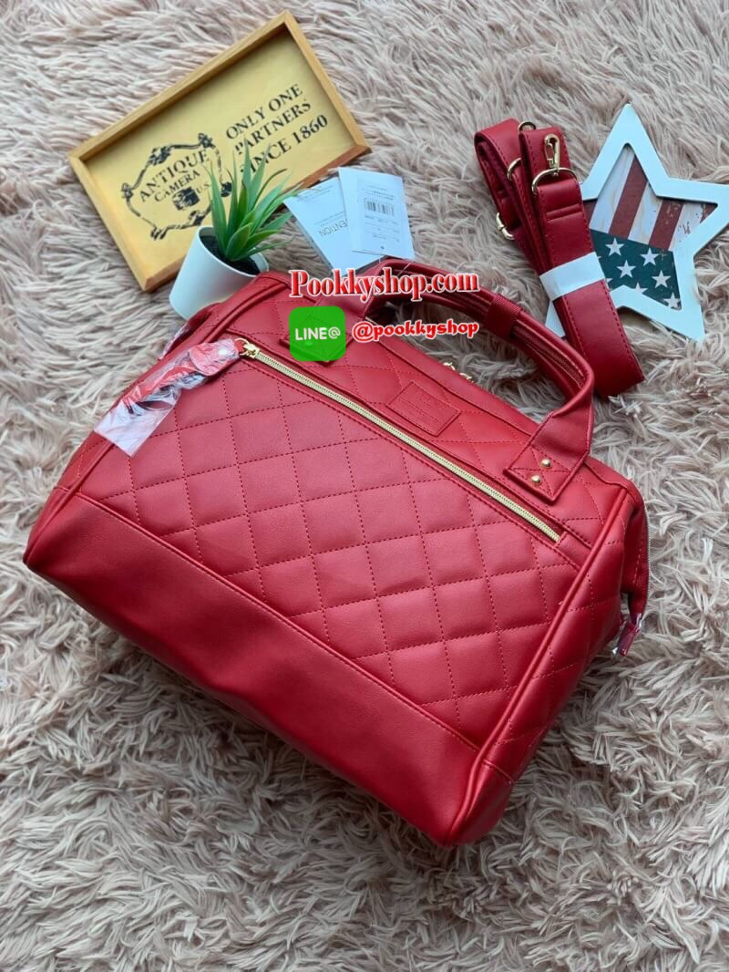 ANELLO (AH-H1862) QUILTING MOUTHPIECE 2-WAY SHOULDER BAG คอลเลคชั่นใหม่จากanello รุ่นคลาสสิค ที่ตัวกระเป๋าบุหนังpuด้วยหนังลายตารางนูนทั้งใบ ดูมีดีเทล ปากกระเป๋ายังคงมีโครงเป็นเอกลักษณ์ จะใส่โน้ตบุ้ค หรือเอกสาร สัมภาระต่างๆได้เยอะ มีช่องซิปใช้งานที่ด้านหน้