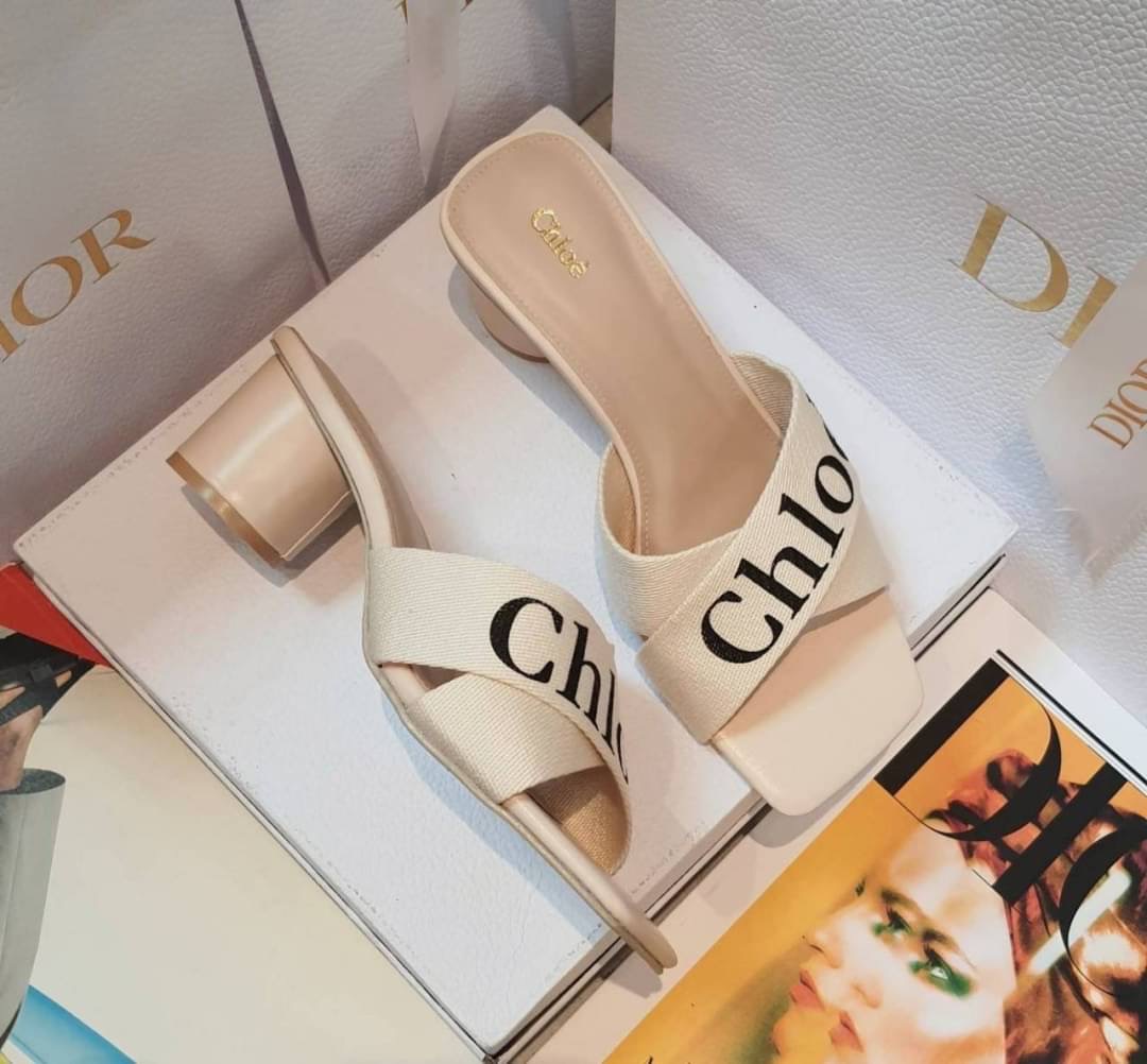 งานรีพีท มาแล้วคะ พร้อมส่งคร่าา รองเท้าส้นสูง maxi ส้นแท่งกลม 2" ทรงสวม สายคาดไขว้ผ้าแคนวาส พิมพ์ลาย chloe' สวยเก๋มากๆ พื้นปั๊มแบรนด์ ใส่สบายมากๆ ใส่สบายๆๆชิวๆ