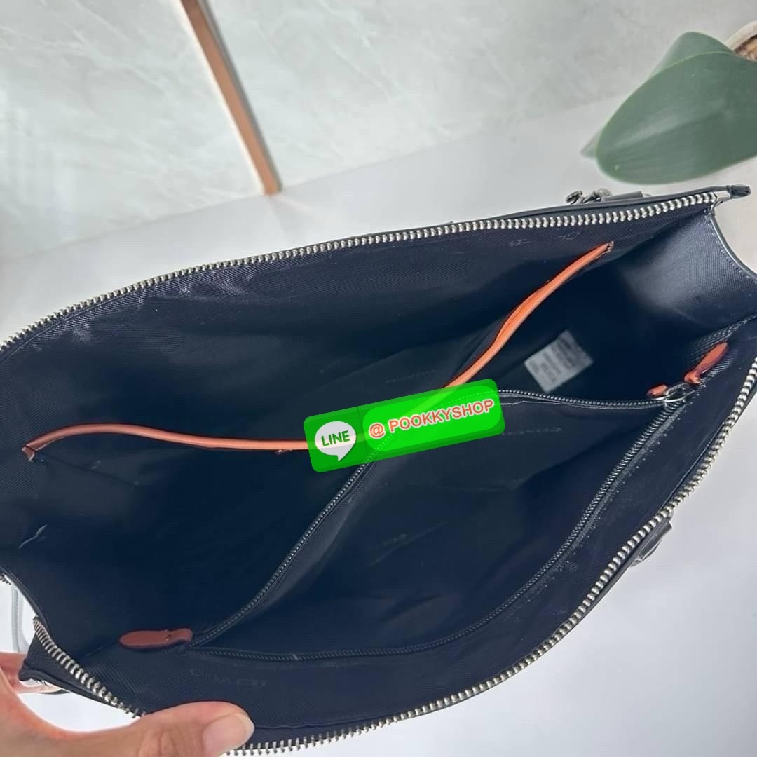 Coach Gotham Folio In Signature Canvas c2682 🔖กระเป๋าใส่เอกสาร Gotham เป็น กระเป๋าเอนกประสงค์ทำให้จัดเก็บเอกสารได้อย่างเรียบง่าย 🔖วัสดุ: แคนวาสตัดหนังแท้ 🔖เปิด-ปิดแบบซิป ด้านบน ภายในมีช่องแยกใส่เอกสารมีพื้นที่สำหรับใส่แล็ปท็อปขนาด