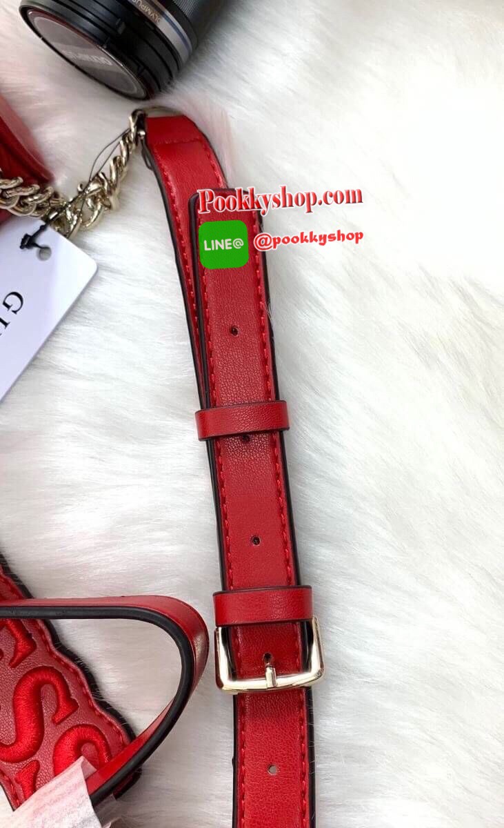 New arrival !! GUESS CROSSBODY// SHOULDER BAG กระเป๋าสะพาย วัสดุหนังเดินด้ายแบบนวม เย็บลายแบรนด์ หนังนิ่มมือดีมากๆค่ะ ด้านหน้าตืดแผ่นโลโก้แบรนด์มาให้ มีช่องซิปหลักให้2ช่อง สามารถใส่กระเป๋าสตางค์ใบสั้นได้;มือถือได้ทุกรุ่น มีช่องซิปใส่ของจุกจิก พร้อมช่องเสี