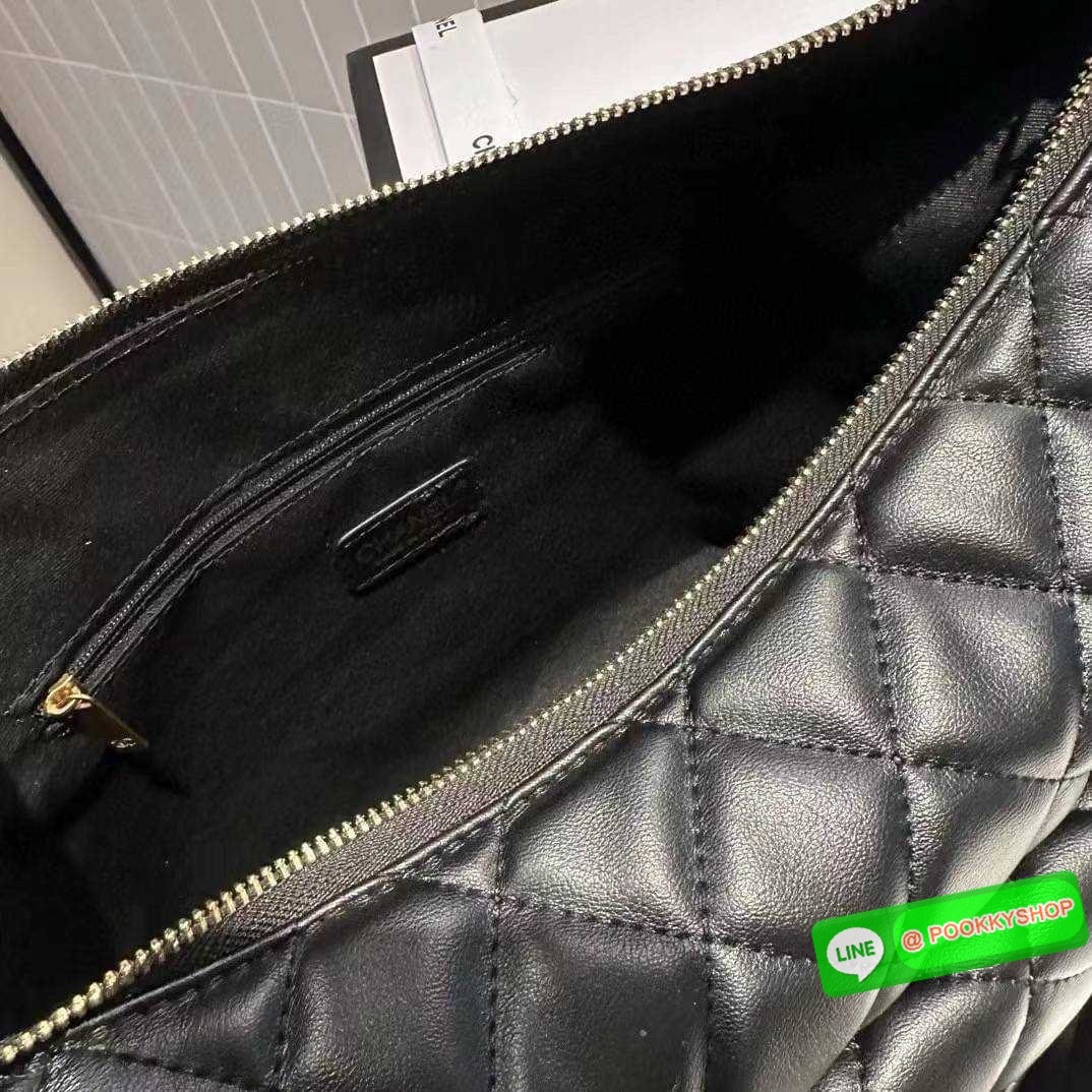 Chanel Maxi Hobo Bag 23B กระเป๋าสะพายทรงโฮโบใบใหญ่ จุของได้เยอะ ดีไซน์ใหม่ ตัวแม่ตัวมัมต้องมีแล้วนะคะ งานหนังเต็มใบสวยหรูดูแพง เรียบแต่หรู ต้องใบนี้เลยค่ะ ใช้ได้กับทุกลุค ทุกโอกาส ภายในโล่งกว้างมาก ใส่ของสำคัญได้ครบแน่นอนจ้า