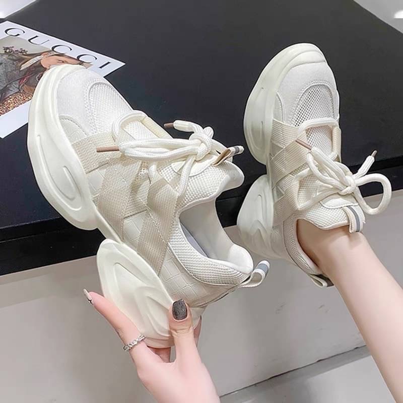 𝙉𝙀𝙒 𝙉𝙀𝙒 ‼️ รองเท้าผ้าใบทรงนี้ฮิตตลอดการ งานเกาหลี สวยเต็ม10 ไม่หัก รุ่นนี้ทรงสูงสีขาวด้านหน้าแต่งเชือกใหญ่ ใส่แล้วเพิ่มความสูงไปอักขายาว ขาเรียวต้องมีแล้วนะคะ