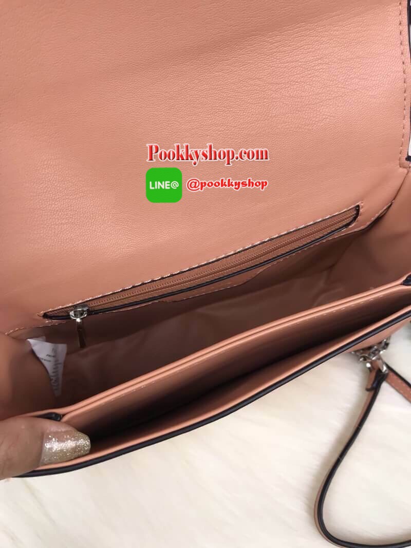 PEDRO EMBOSSED FLAP SHOULDER BAG กระเป๋าสะพายวัสดุหนังเรียบแต่งลายเดินร่องตัดกันสวยงาม เปิดปิดด้วยกระดุมแม่เหล็ก ด้านในมีช่องใหญ่ 2 ช่อง รุ่นนี้ใส่ iphone7 plus ได้ค่ะ สายสะพายยาวปรับระดับความยาวได้ตามต้องการ