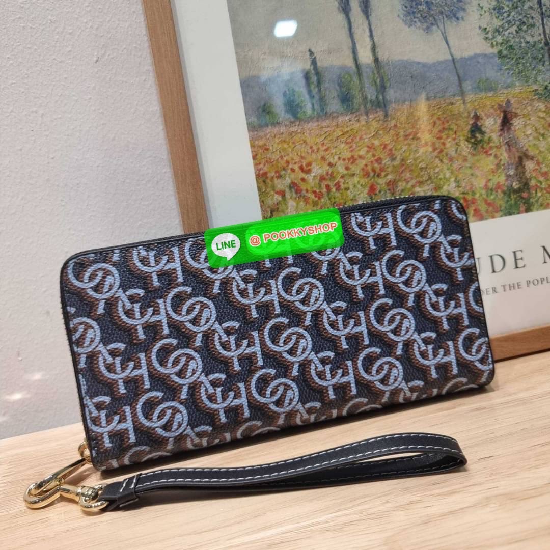 COACH CF521 LONG ZIP AROUND WALLET WITH SIGNATURE MONOGRAM 🔆 Details กระเป๋าสตางค์ใบยาว คอลเลคชั่นใหม่ กับดีไซน์ใหม่ ฉีกกฏทุกการดีไซน์ ด้วยลวดลายโมโนแกรมรอบใบโดดเด่น สะดวกใช้งานด้วยสายคล้องมือที่สามารถถอดออกได้ พกพกง่ายที่สุด รูดใช้งานด้วยซิปรอบใบ
