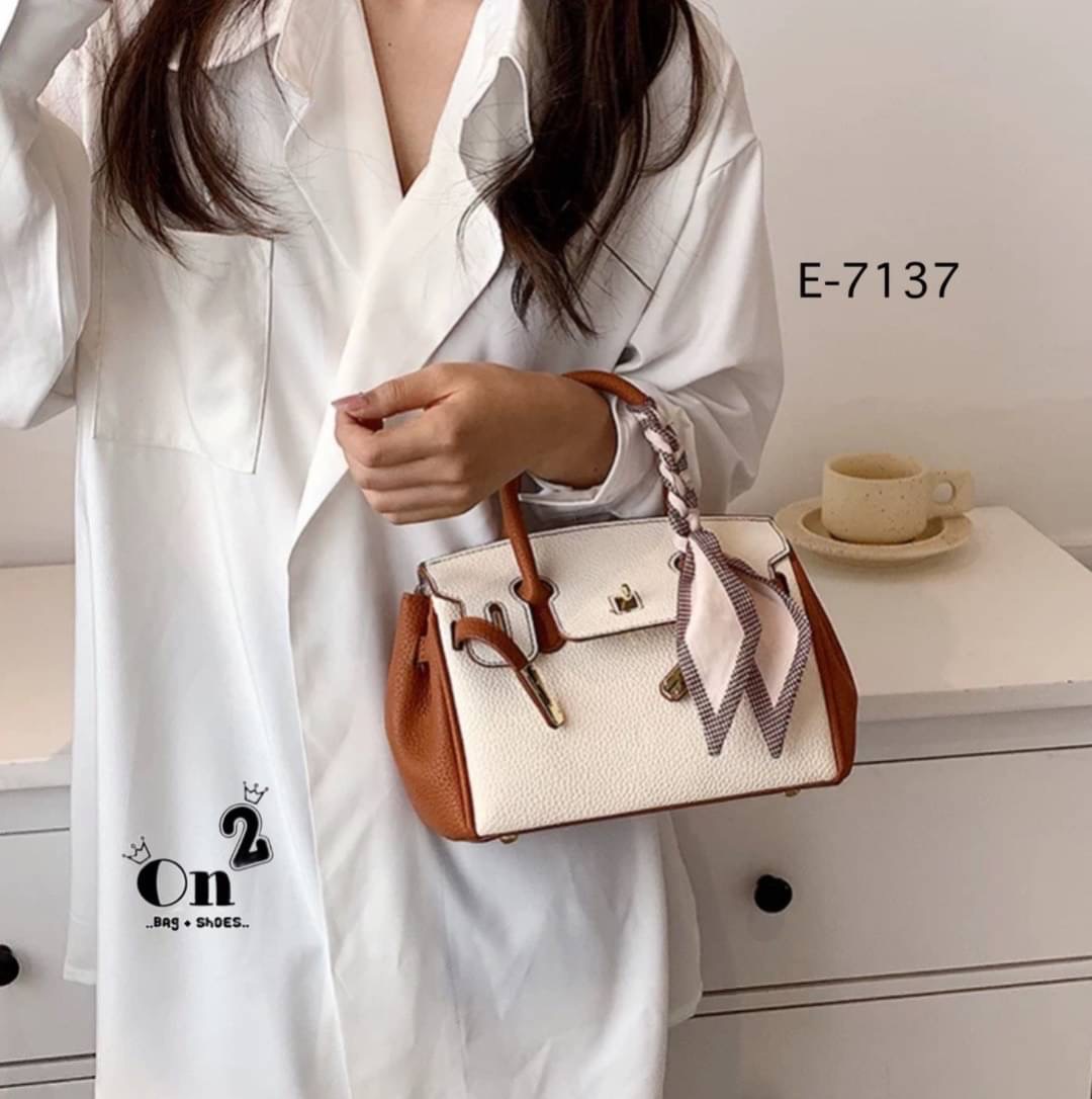 New arrivals🥳🥳 กระเป๋าแฟชั่นมาใหม่ ทรง Birkin งานสไตล์แบรนด์ เปิดหน้าอะไหล่ทอง ทรงสวยน่าใช่มากค่ะ มาพร้อมสายสะพายยาวแบบครอสบอดี้
