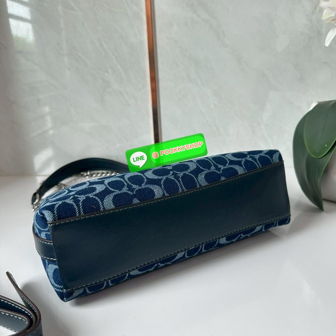 COACH Juliet Small Shoulder Bag 25 in Signature Denim ไอเท็มฮิต! กระเป๋าสะพายทรงฮิต รุ่นใหม่ ดีไซน์สวยคลาสสิก ลาย Signature Denim Blue คาดสายโซ่เงินสุดเก๋ ใส่ของจุกจิกได้พอดี เหมาะทั้งวันสบาย ๆ และออกงาน! วัสดุ: ผ้าแคนวาสลาย Signature Denim / หนังแท้ / อะ