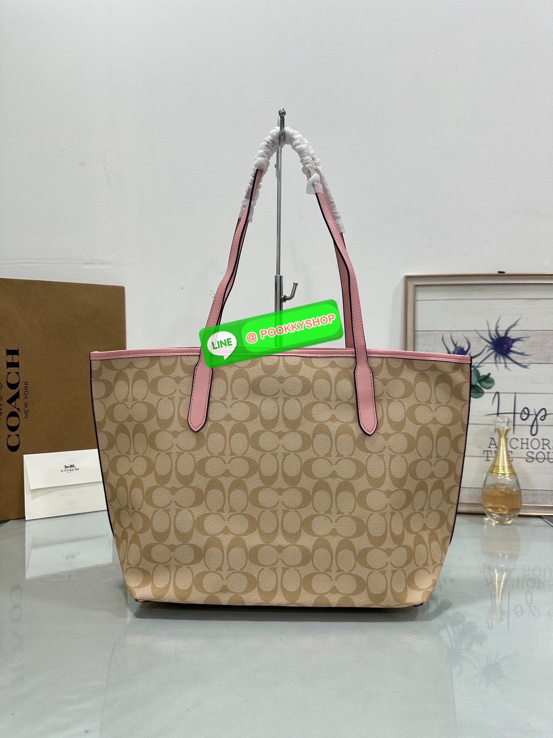 Coach CU392 – City Tote in Signature Canvas with Nature Print (Pink Trim) ใบนี้เหมือนหลุดมาจากโลกนิทาน! ลายเห็ด ดอกไม้ ว่าว โทนชมพูหวานสวยมาก ใบนี้เหมือนพกโลกแฟนตาซีไปด้วยทุกที่! Coach CU392 – City Tote ลายธรรมชาติสุดคิ้วท์ ลายเห็ด ดอกไม้ ว่าวน้อย สีพาสเท