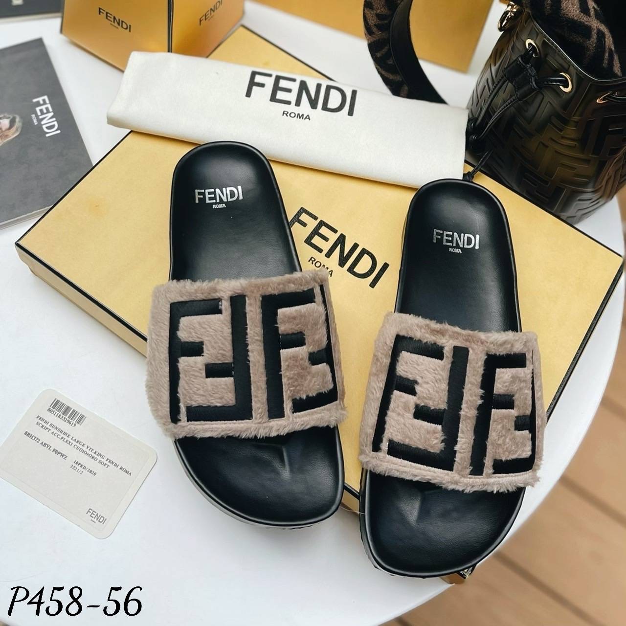 พร้อมส่ง งานมาใหม่ล่าสุดเลยค๊า รองเท้าแตะ ส้นแบน งานFe ndi. ขนเฟอร์นุ่มๆ งานปักโลโก้ น่ารักมากกกๆ ค่ะ นุ่ม ใส่สบาย มาไม่มากน้า รีบจัดเลยค๊า