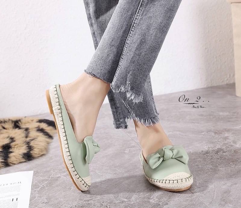 รองเท้าคัชชูหนังเปิดส้นหน้าประดับโบขอบปอถัก งานน่ารัก หนังดีหนังนิ่ม พื้นบุนุ่มใส่สบาย ใส่แล้วสวย สวมสบาย กำลังดี เหมาะกับเท้าทุกทรง มีสีสวย เก๋ ถนอมเท้า ถนอมส้นใส่งานทางการ หรืองานไหนก็ใส่ได้หมดค่ะ