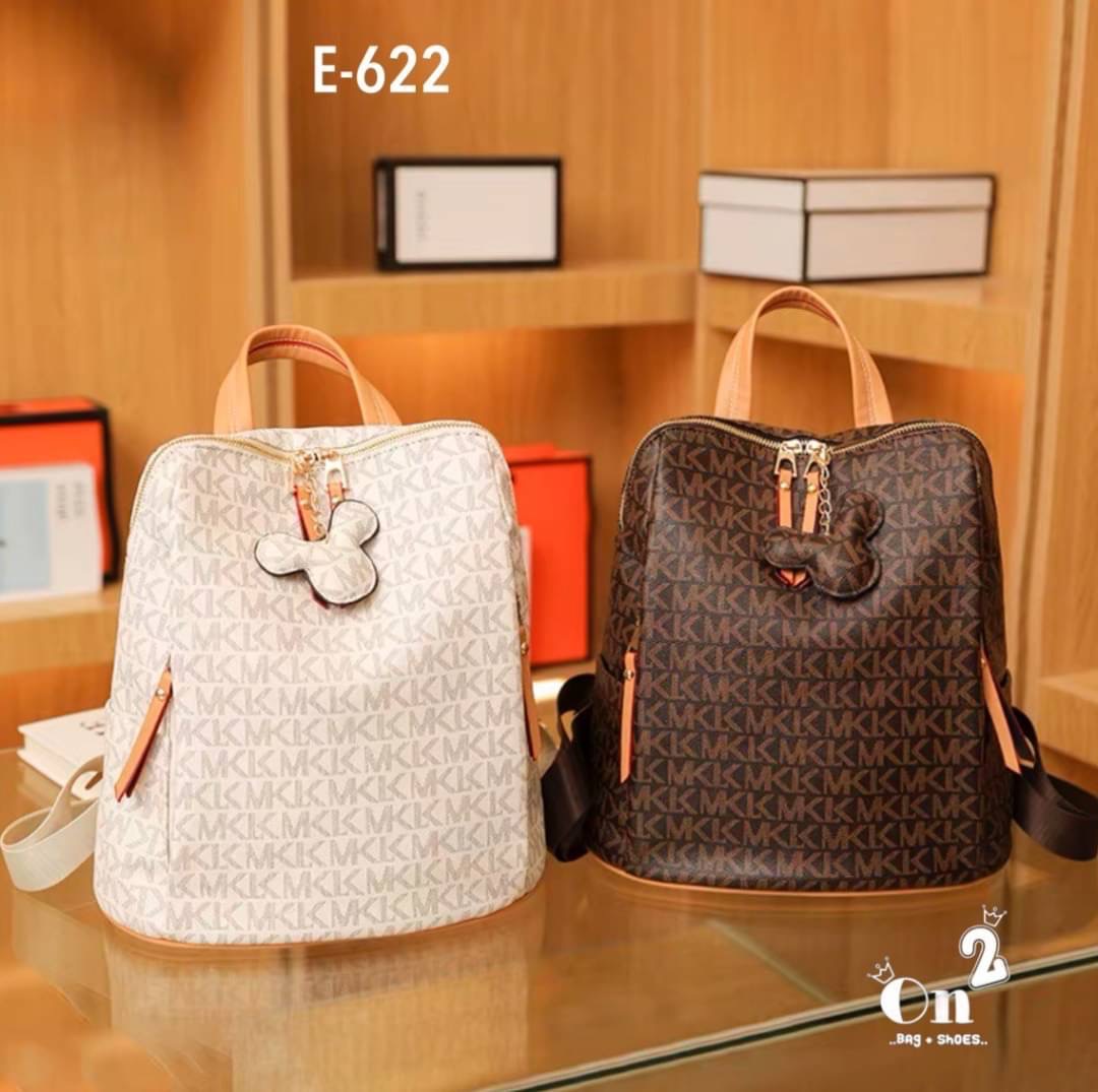 กระเป๋าสะพายเป้แฟชั่นมาใหม่ งานสไตล์แบรนด์ งานซิป ขนาดกำลังดีน่าใช้มากค่ะ พร้อมส่ง 2 สีค่ะ