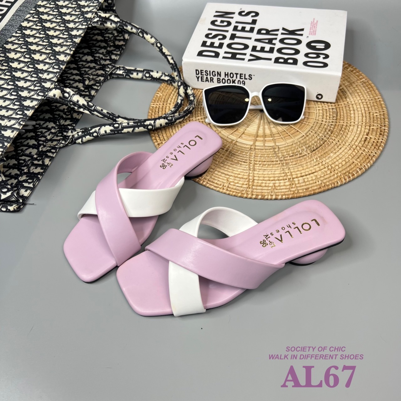 เน้นใส่สบายเดินทั้งวันแบบไม่เมื่อย ส้นมาการองสูงเพียง 1.5 นิ้ว หน้าสวมหนังนิ่ม แบบไขว้ แต่งสีทูโทน 5 สี เบาๆ ใสๆ ใส่ได้ทุกสีผิว