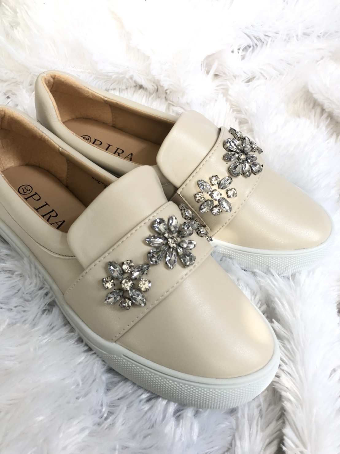 สินค้าขายดี พร้อมส่งคะ รองเท้าslip on หนังนิ่มอย่างดี งานเกร๋เรียบหรูดูแพง ตัวนี้ห้ามพลาด ใส่สบายจะแมตช์กับกางเกง👖หรือกระโปรง👗ก็ได้ค่ะ แม่ค้าคอนเฟริม ห้ามพลาดเลยจ้าตัวนี้แนะนำ อย่าช้ารีบเลย