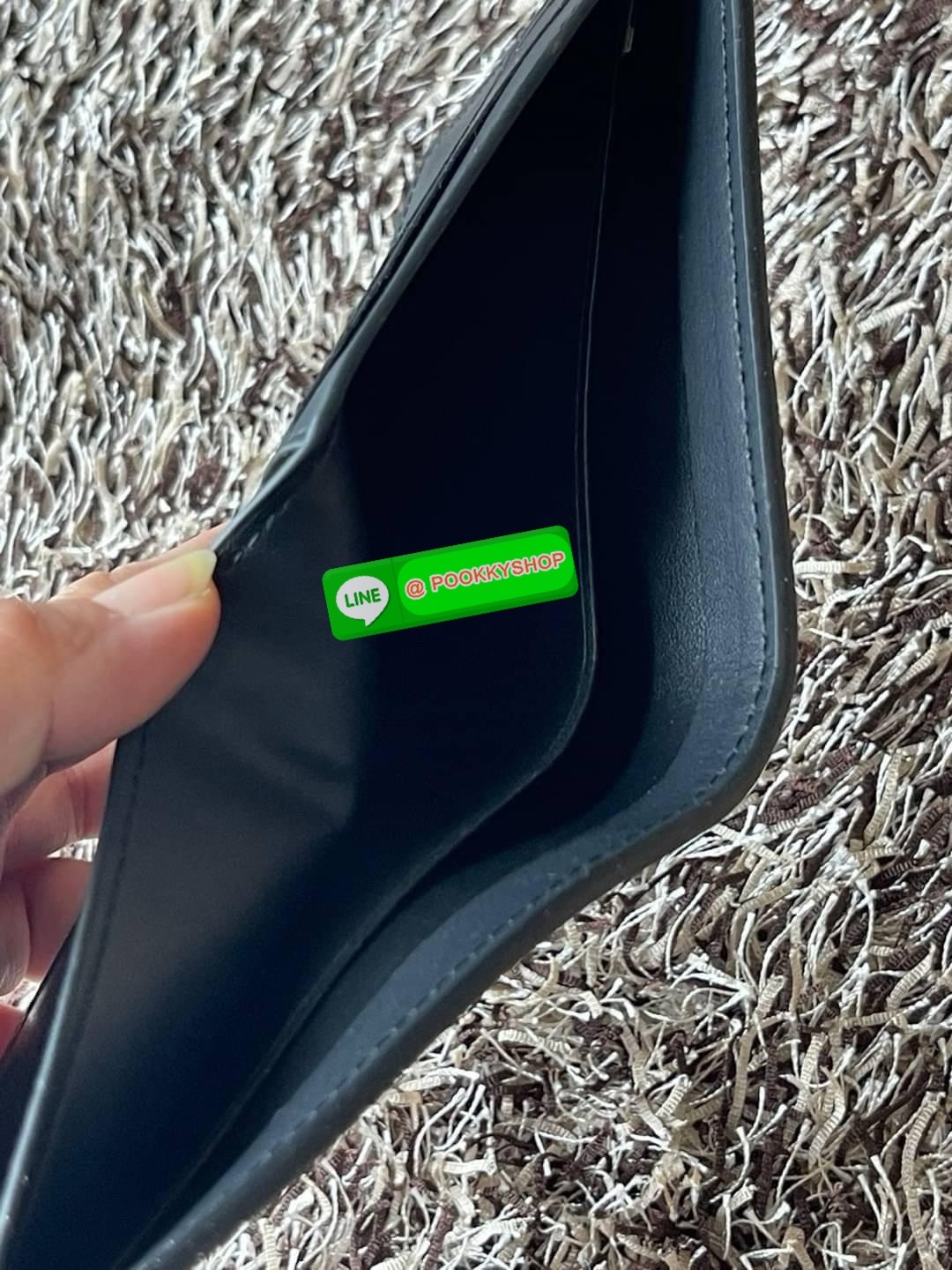 COACH BOXED 3-IN-1 WALLET GIFT SET IN SIGNATURE ชุดเซ็ทกระเป๋าสตางค์และพวงกุญแจจาก Coach กระเป๋าสตางค์หนังแคนวาสพิมพ์ลายทั้งใบ โดดเด่นด้วยดีไซน์เรียบหรู ร่วมสมัย และมีเอกลักษณ์เฉพาะตัว ด้านในประกอบด้วยช่องใส่ธนบัตร 2 ช่อง ช่องใส่บัตร 8 ช่อง และช่องว่างด้า