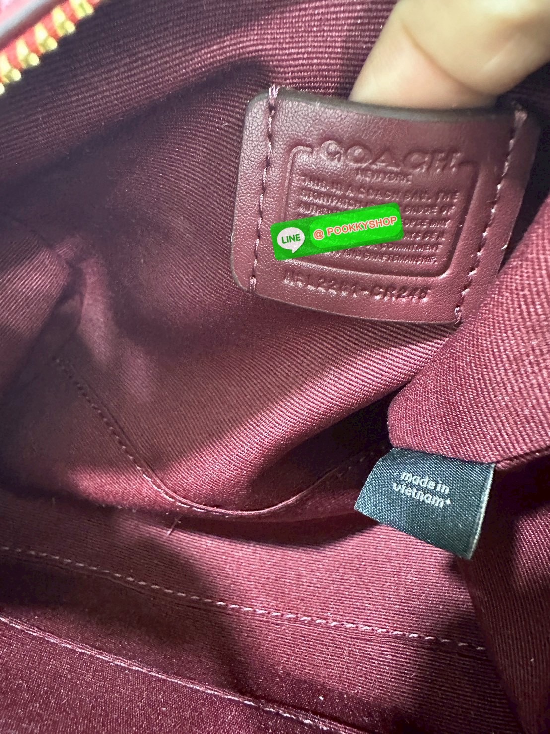 🍒 Coach CY745 – Mini Rowan Crossbody Bag With Cherry Print ใบจิ๋วแต่น่ารักที่สุดในโต๊ะวันนี้ สดใสขี้เล่น สะพายเมื่อไหร่…ก็น่ามองเสมอ “หวานแบบเด็กผู้หญิง สดใสแบบผู้หญิงเก่ง และซ่อนความขี้เล่นไว้ในใบเดียว”Coach Mini Rowan รุ่นพิเศษพิมพ์ลาย Cherry ทั