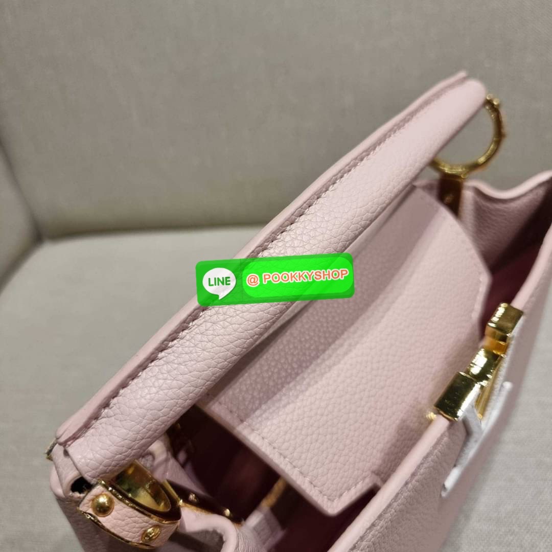 NEW IN!! LV capucines top handle วีไอพีพรีเมี่ยมกิ๊ฟจากเคาน์เตอร์ ที่สุดของความสวยในราคาเบาๆ กระเป๋าถือสุดหรู ดีไซน์ทรงคลาสสิค พร้อมลวดลายหรูหรา มาพร้อมหูจับในตัว ด้วยรูปทรงวินเทจและวัสดุหนังลูกวัว สัมผัสดี ขับผิว ทำให้ไอเท็มนี้สะกดทุกสายตาจริงๆ และยังมีล