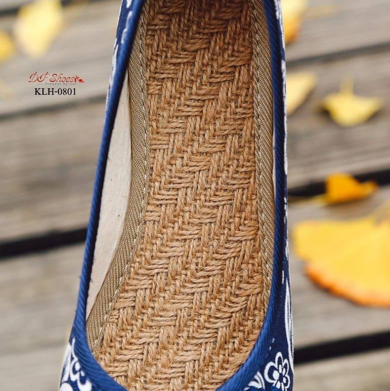 สินค้าพร้อมส่ง รองเท้าคัชชูส้นเตี้ยกี่เพ้าแบบสวม วัสดุผ้าแคนวาส ลายดอกท้อ สวย ใส่แมทง่าย พื้นยางกันลื่น น้ำหนักเบา สวมใส่สบายค่ะ