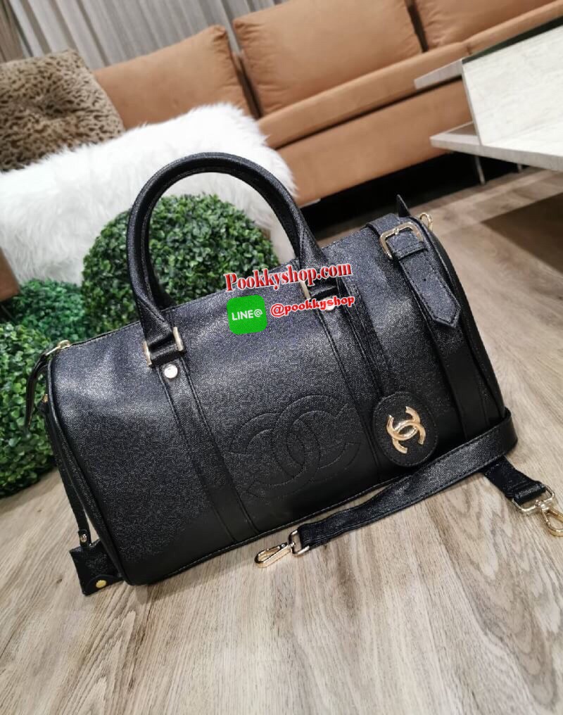 NEW! CHANEL CAVIAR LARGE HANDBAG VIP GIFT WITH PURVHASE กระเป๋าเดินทางใบใหญ่รุ่น Limited Edition - GWP พรีเมี่ยมกิ๊ฟของเเท้จาก Chanel Counter หนังคาเวียร์เนื้อหนาสีดำขึ้นลายสวยหรูอยู่ทรง ด้านหน้ามีโลโก้แบรนด์ เปิดปิดด้วยซิปสะดวกใช้ ประดับTAG โลโก้แบรนด์อะ