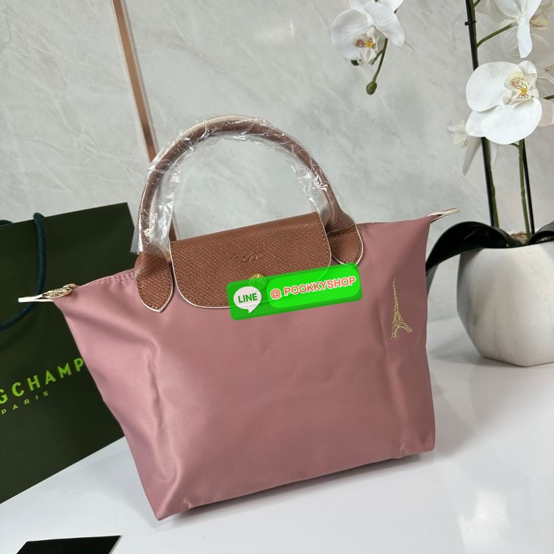 Longchamp Le Pliage Eiffel Tower Tote Bag S 🔖 Collection ใหม่ล่าสุดโดดเด่นด้วยลายปักหอไอเฟลขนาดกระทัดรัดจุของได้เยอะ 🔖วัสดุ : ไนลอนกันน้ำ 🔖เปิด-ปิด ด้วยฝาปิดกระดุมแป๊กมีซิปปิดด้านบน ภายในช่องโล่งกว้างสามารถใส่ iPad ได้ มีช่องแยกด้า