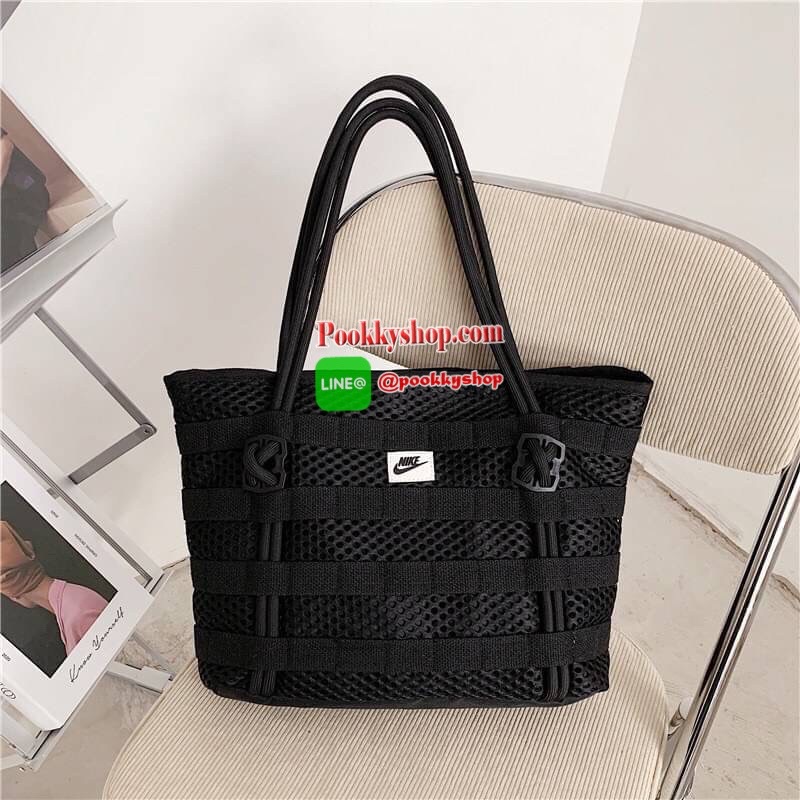 Brand : Nike Detail : กระเป๋าสะพายข้างสุดชิค เก๋ไก๋ด้วยลายที่โดดเด่นของ Nike ภายในกว้าง ใส่ของได้จำนวนมาก มีทั้งช่องซิป ช่องใส่ของเล็กๆ น้อยๆ กระเป๋าระบายได้ดีมาก สามารถใส่เสื้อผ้าไปออกกำลังกายได้เลย ราคาแบบนี้ใครยังไม่มีต้องเก็บไว้สักใบแล้วนะคะ กระเป๋าน้