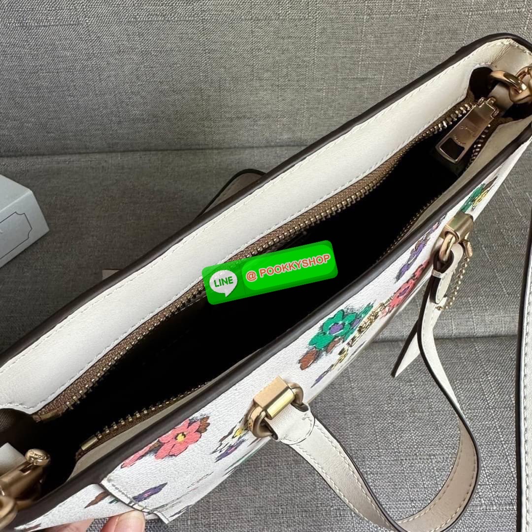 Coach Alice Satchel In Signature Canvas ( coach ca224) กระเป๋าสะพายข้าง ดีไซต์จากแบรนด์เรียบหรู สะพายได้ทุกโอกาส วัสดุหนังแท้ หูจับและสายหนังแท้ เปิดปิดด้วยซิป ภายในกระเป๋าช่องโล่ง ใส่ของได้เยอะ มีช่องเล็ก 1 ช่อง ซับในผ้า มีฐานรอง สายถอดได้ สามารถสะพายไหล
