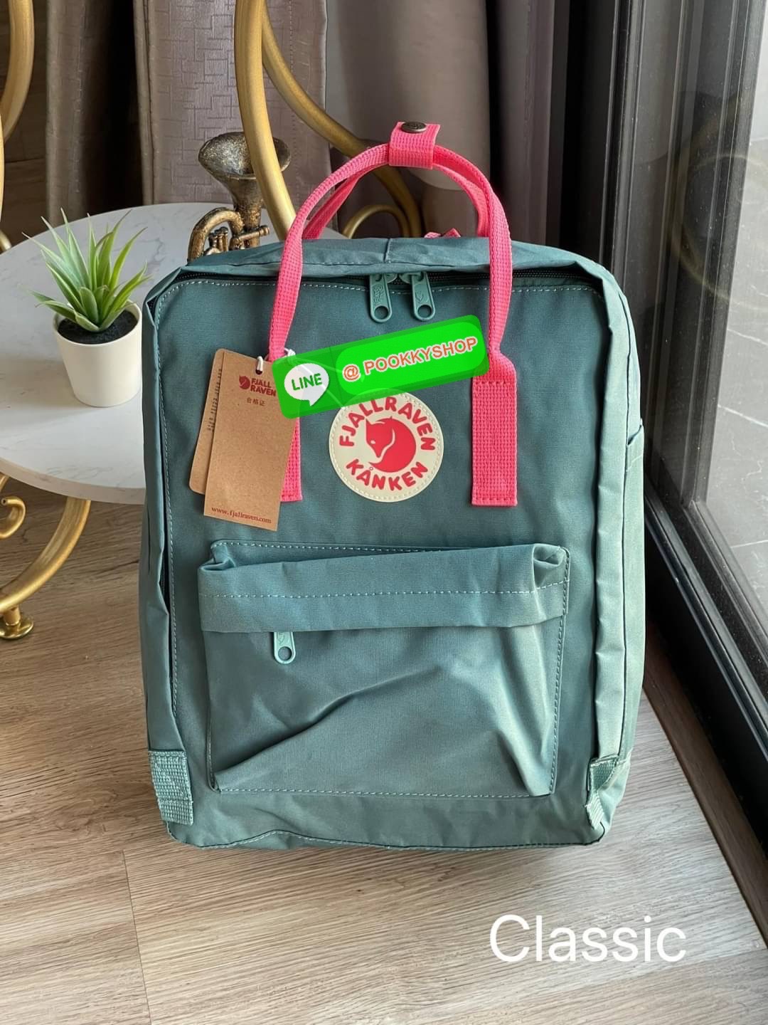 Fjallraven Kanken backpack รุ่น Classic แบรนด์ดังจากสวีเดนที่นิยมกันมากในหมู่วัยรุ่น กระเป๋าเป้ที่มีน้ำหนักเบา แต่มีความทนทาน และช่องว่างต่างๆมากขึ้น มีซิปหน้าสำหรับใส่ของกระจุกกระจิก และหูหิ้วทั้งด้านหน้าและด้านหลัง สำหรับการหิ้วถือได้สะดวก จุดเด่นที่ทำใ