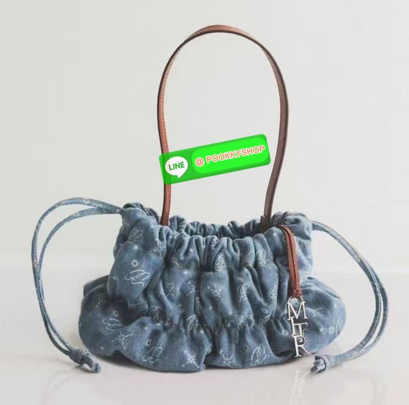 Mitr scrunchy bag 🔖กระเป๋ายีนส์สุดน่ารักเนื้อนุ่มพิมพ์ลาย Monogram ของ Mitr จุของได้เยอะรูปทรงแบบรูดได้ น้ำหนักเบาสุดๆ สะพายเป็น Shoulder Bag หรือถอดสายและถือเป็น Clutch Bag ก็ได้ ดีเทล Charm ห้อยโลหะสีเงิน โดดเด่นสุดๆ