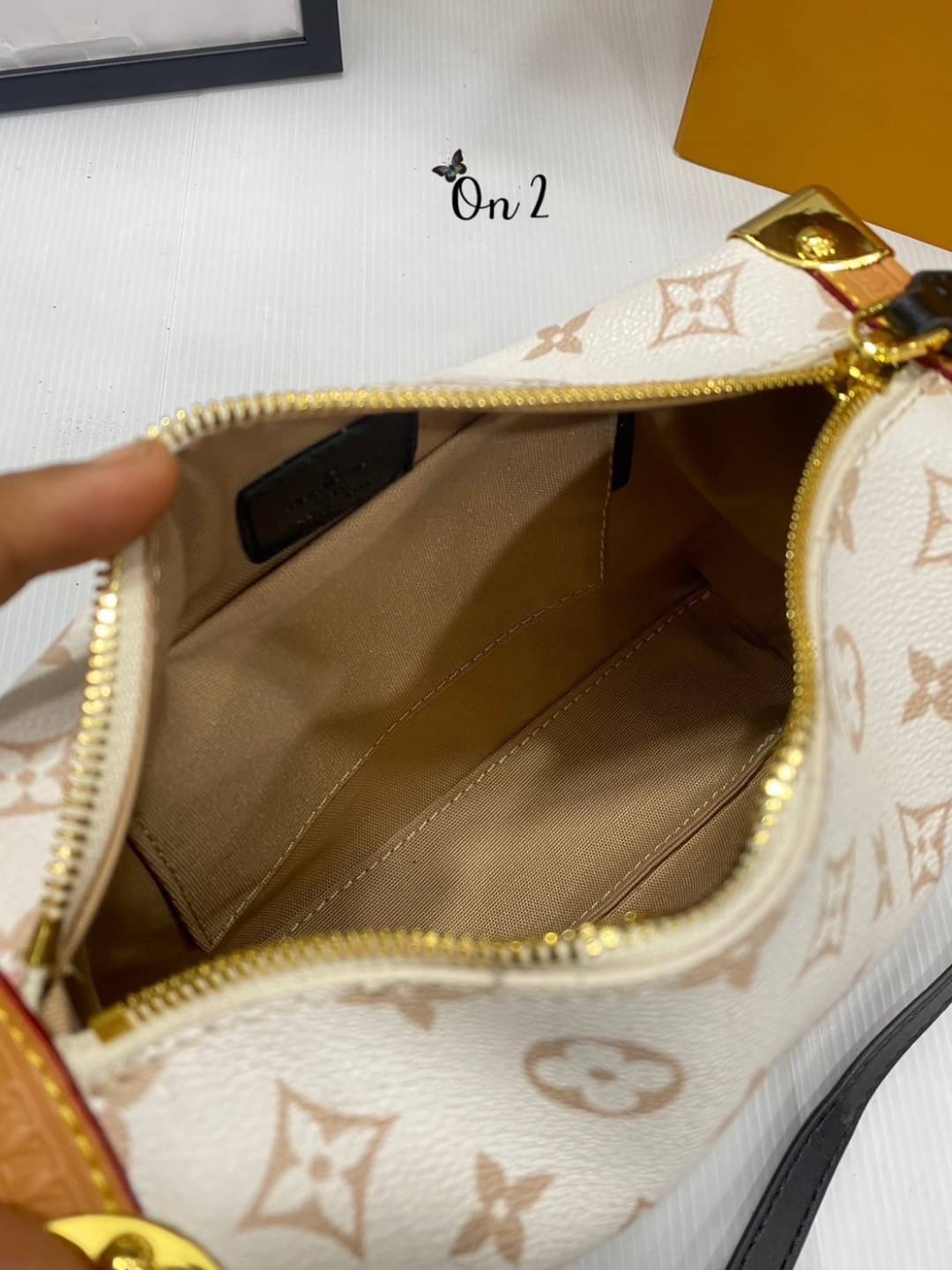 Louis Vuitton กระเป๋ารุ่น Side Trunk MM คอลเล็คชั่น Cruise 24 นำเสนอ Monogram แคนวาสสุดไอคอนิกของหลุยส์ดีไซน์ใหม่ สีเบจ Dune อันอ่อนหวานเปี่ยมด้วยพลังซึ่งได้แรงบันดาลใจจากเม็ดทราย แต่งขอบสีดำและน้ำตาลประดับมุมกระเป๋าสีทองและตัวล็อกแบบ S lock เงางาม แอคเซส