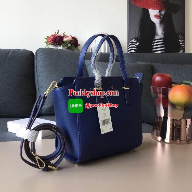 KATE SPADE NEW YORK CEDAR STREET HAYDEN BAG กระเป๋าถือหรือสะพายหนัง Saffiano สวยหรูอยู่ทรงสไตล์ PRADA ด้านหน้าประดับโลโก้แบรนด์สีทองสวยหรู ภายในโล่งกว้าง มีช่องซิปและช่องเล็กสำหรับใส่ของ จะใส่ ipad mini กระเป๋าสตางค์ใบยาวได้หมดค่ะ มีหมุดรองฐานกันรอย 4 มุม