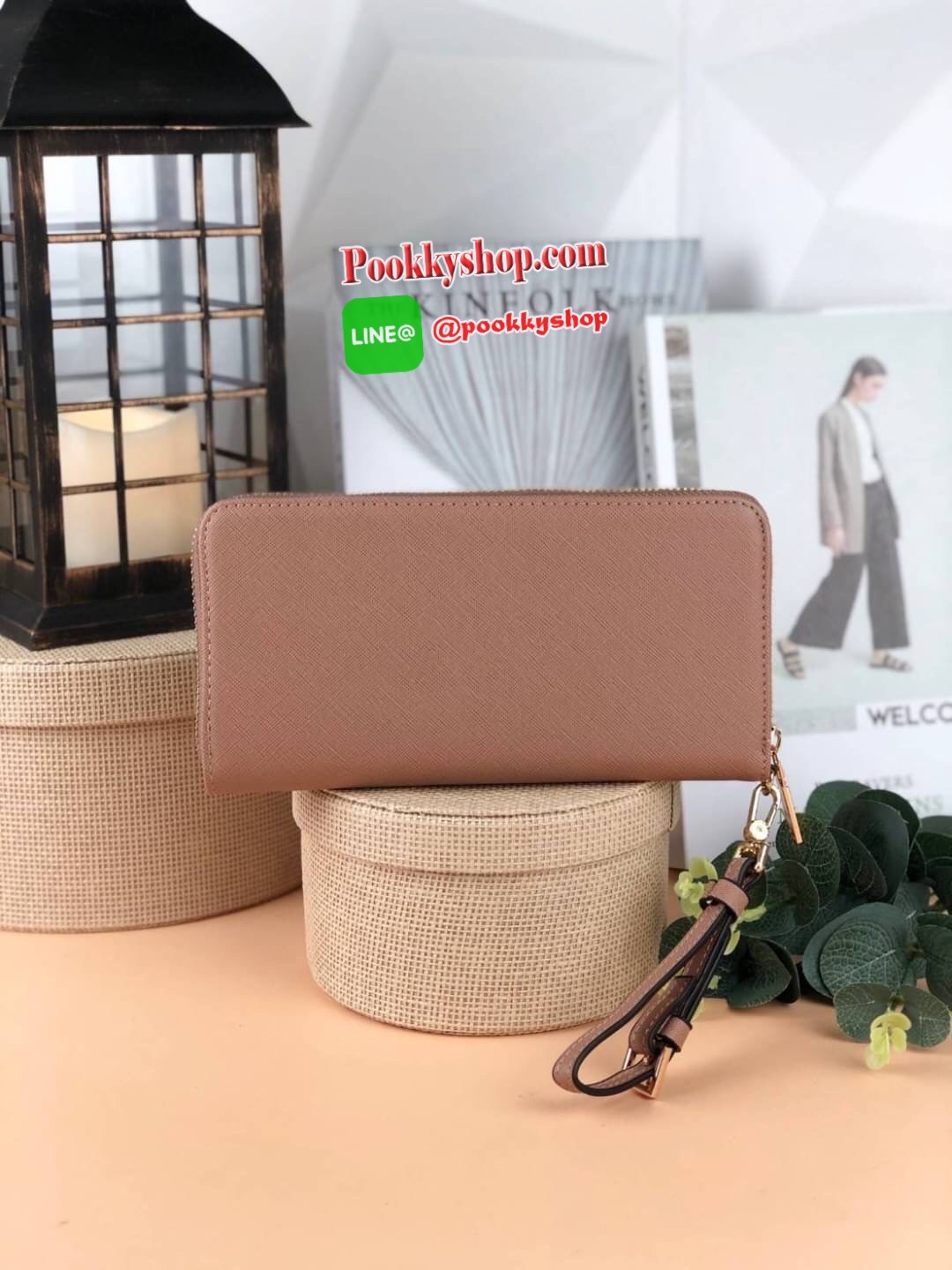 Lyn Rosette Long Wallet กระเป๋าเงินซิปรอบใบยาว วัสดุหนังลายsafiano ด้านหน้ามีโลโก้แบรนด์สีทองสวยหรู มาพร้อมสายคล้องมือสามารถถอดสายออกได้ เปิดปิดแบบซิป ด้านในมีช่องใส่การ์ด 12 ช่อง ช่องใส่รูป 1 ช่องและช่องซิปใส่เหรียญ สามารถใส่ธนบัตรได้ตามยาวเลยค่า ใบนี้สว