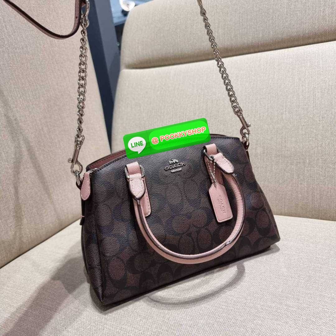 COACH F29434 MINI SAGE CARRYALL IN SIGNATURE CANVAS รุ่นยอดฮิต!! ที่สุดของกระเป๋าสะพายขายดี ต้องทรงถังมินิรุ่นนี้ วัสดุหนังแคนวาสเคลือบลาย สวย คลาสสิค มาพร้อมสายสะพายข้างและหูหิ้วในตัว ถอดออกถือคล้องแขนเก๋ๆ หรูๆยังได้ ภายในเป็นช่องโล่ง แบ่งสัดส่วนอย่างดี