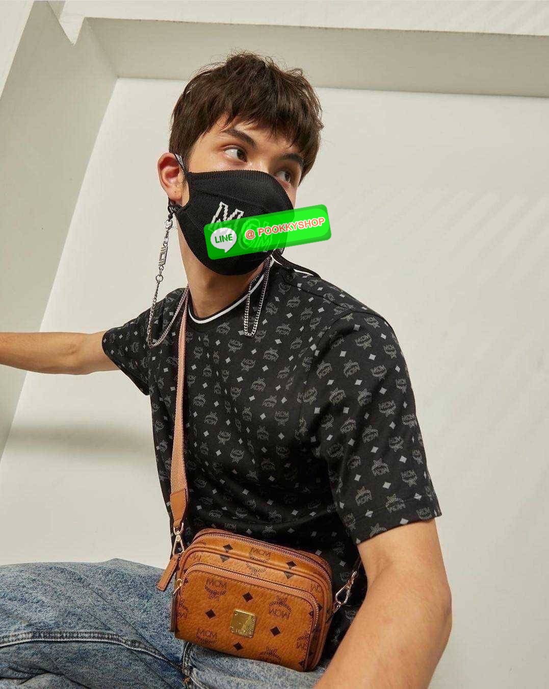 MCM X-MINI KLASSIK CROSSBODY BAG IN VISETOS รุ่นยูนิเซ็กส์มาแล้วจ้า!! ไซส์นี้ใช้ได้ทั้งหนุ่มๆสาวๆไปเลย กระเป๋าสะพายข้างทรงครอสบอดี้ ใบเล็กขนาดกะทัดรัด วัสดุหนังแคนวาสคุณภาพดี มีช่องหลัก 2 ช่อง ภายในมีช่องย่อยให้ 1 ช่อง มาพร้อมสายสะพายสปอร์ตที่ดีไซน์หรูไม่