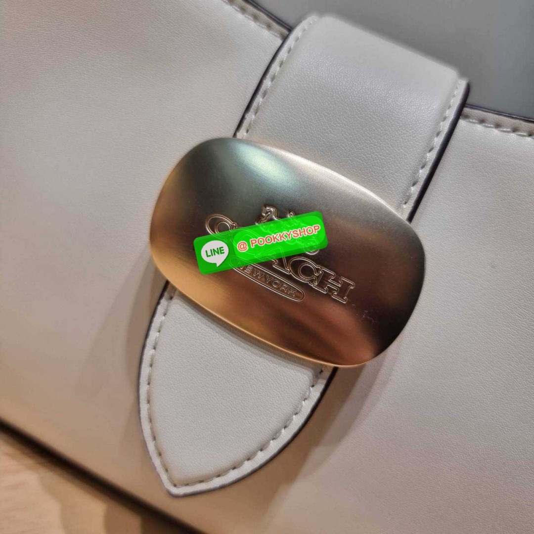 COACH CR533 ELIZA SHOULDER BAG 🔅 Details ใหม่ล่าสุด กระเป๋าสะพายไหล่ทรงโฮโบสุดหรู ดีไซน์โลโก้แบบใหม่และหรูหรายิ่งขึ้น คงความคลาสสิคและวินเทจ เปิด-ปิดด้วยสายคาดแบบกระดุมแม่เหล็ก ภายในเป็นช่องโล่ง แบ่งสัดส่วนไว้อย่างดี มีทั้งช่องใส่บัตร และช่องซิป ส