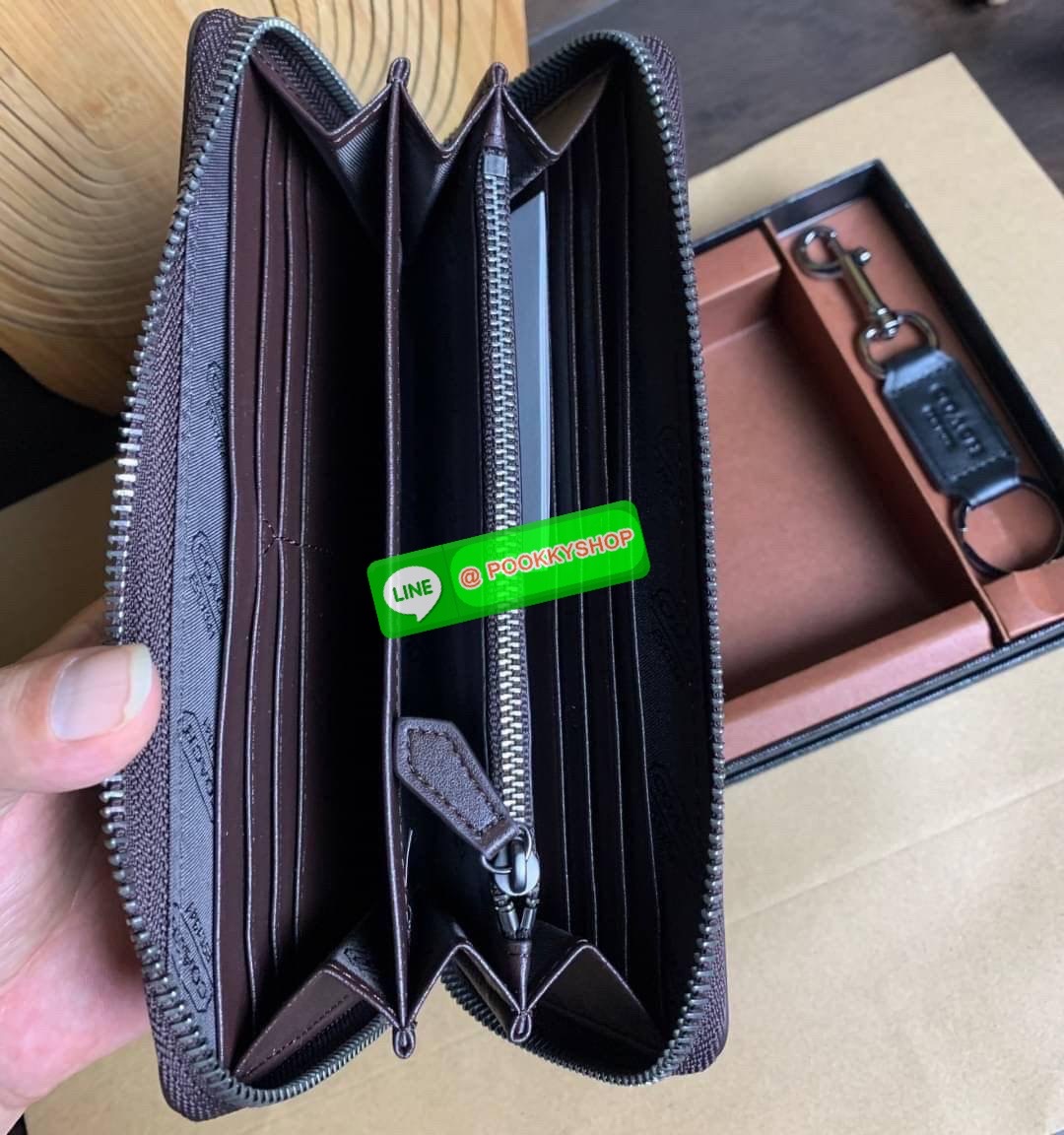 COACH ACCORDION ZIP WALLET IN SIGNATURE CANVAS กระเป๋าสตางค์ใบยาว ซิปรอบ ใช้งานง่าย ด้วยฟังค์ชั้น ด้านใน ใส่บัตรได้จุใจ มีช่องซิปใส่เหรียญตรงกลาง โดนใจหลายๆคนไปเรียบร้อยและคลาสสิค เรียบหรูดูแพงตลอดกาล ยกให้รุ่นนี้เลย