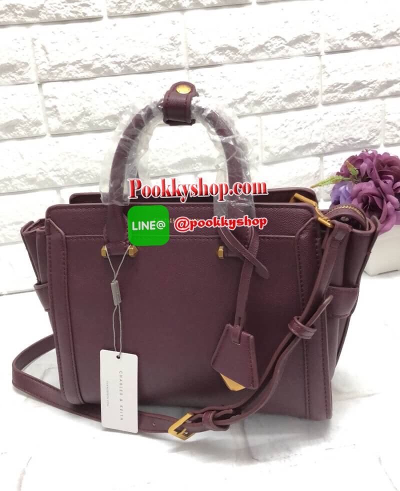 ลายหนังคาเวียร์ อะไหล่ทองคลาสสิค ปี 2018 ✔️พร้อมเฉดสีใหม่ปี 2018 New arrival !!! CHARLES & KEITH BAG Best Seller!!! พร้อมส่งค่ะ....กระเป๋าถือและสะพายข้าง ทรงสวยเก๋ หนังคาร์เวียตัดขอบหนังเรียบด้านข้างได้อย่างสวยงามค่ะ ด้านหน้าห้อยพวงแบรนด์หรูมาให้ เ