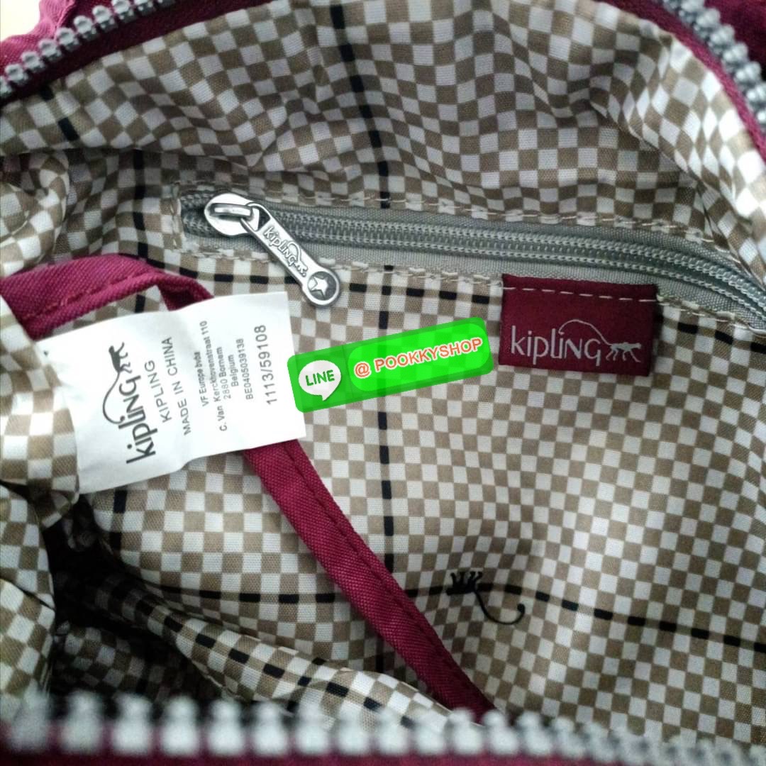 KIPLING ELISE HANDBAG กระเป๋าถือและสะพายไหล่ วัสดุ Nylon +Polyester ขนาดกำลังพอดี จุของได้มาก มีหูจับสองสาย ถือสะดวก น้ำหนักเบา มีช่องซิป ด้านหน้า ช่อง กระเป๋าหลักเปิด-ปิดด้วยซิป มี3 ช่องว่างใส่ของได้จุมากๆ ใส่มือถือได้ กระเป๋าสตางค์ใบยาว และ เครื่องสำอาง