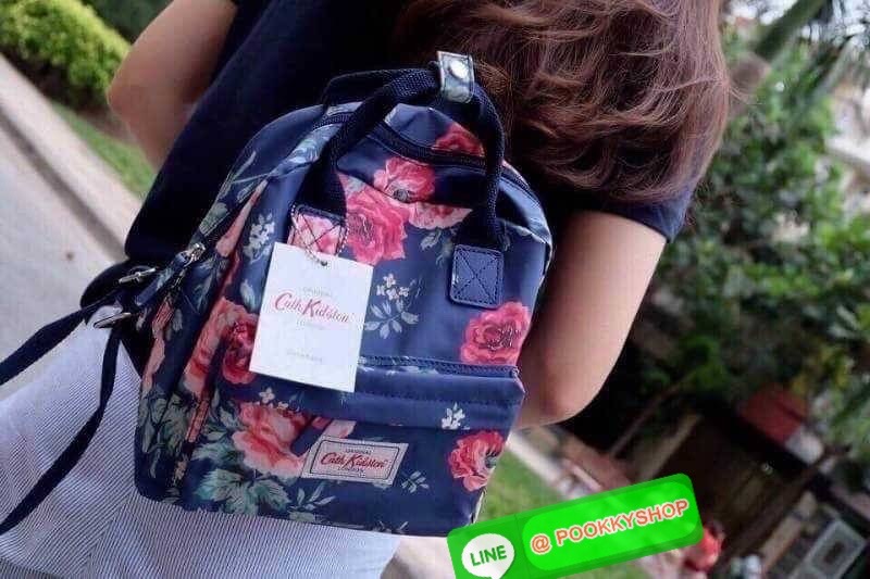 Best Seller !! Cath Kidston Multi Strap Backpack กระเป๋าสะพายเป้รุ่นมินิ แบรนด์ดังสไตล์วินเทจสุดฮิต วัสดุ Canvas เคลือบกันน้ำสามารถเช็ดทำความสะอาดได้ เปิดปิดด้วยซิปสะดวกใช้ ด้านหน้าประดับโลโก้แบรนด์ พร้อมช่องซิปด้านนอกใส่กระเป๋าสตางค์ มือถือได้ ด้านในมีช่