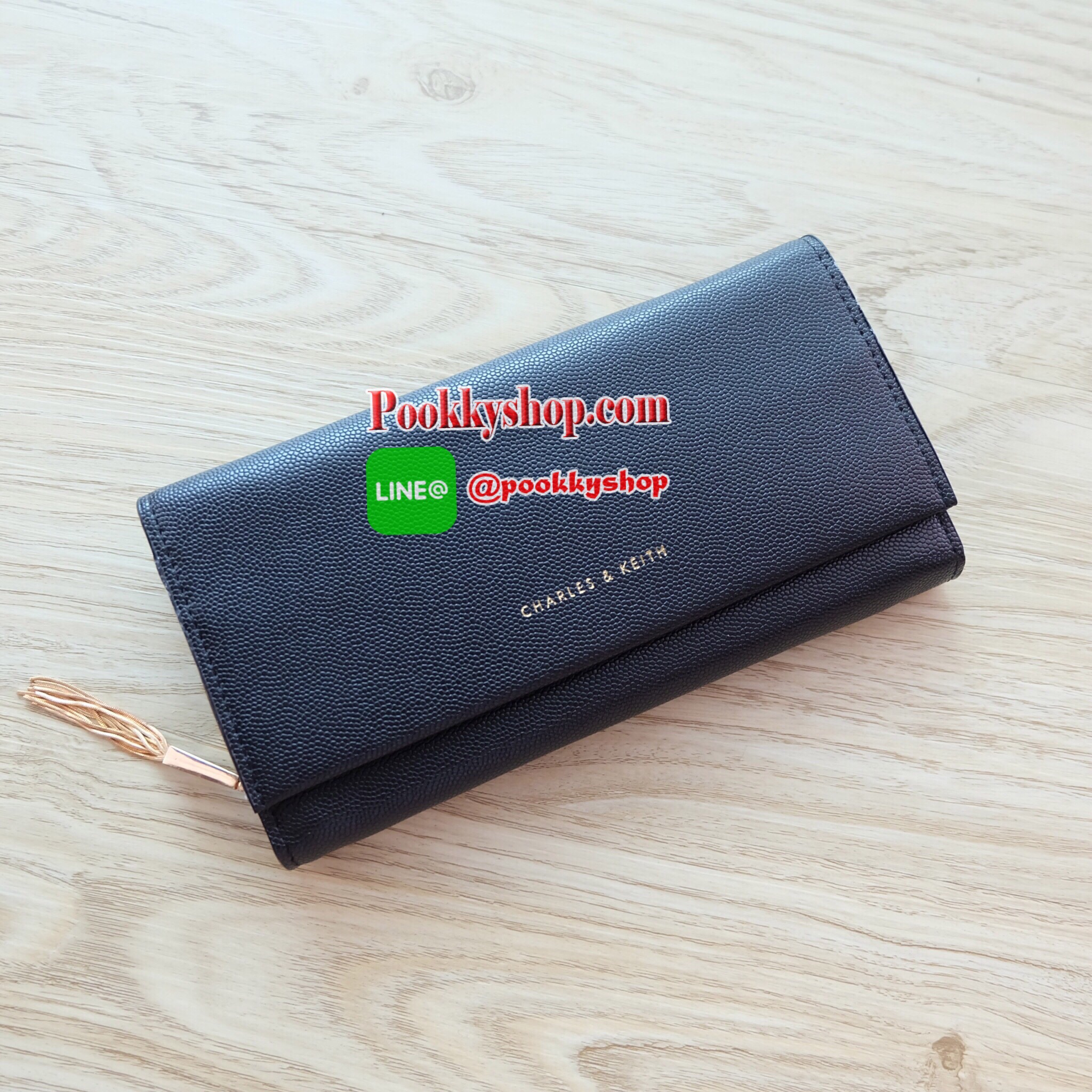 Charles & Keith Tassel Long Wallet กระเป๋าสตางค์ใบยาว วัสดุหนังลายคาร์เวียร์ ตกแต่งด้วยพู่สีทอง เปิด – ปิดกระเป๋าด้วยเเม่เหล็กแบบซ่อน ภายในมีช่องใส่บัตร ช่องซิปใส่เหรียญ และช่องใส่ธนบัตร ใส่ iPhone 7+ ได้ค่ะ ด้านหลังมีช่อง 1 ช่อง