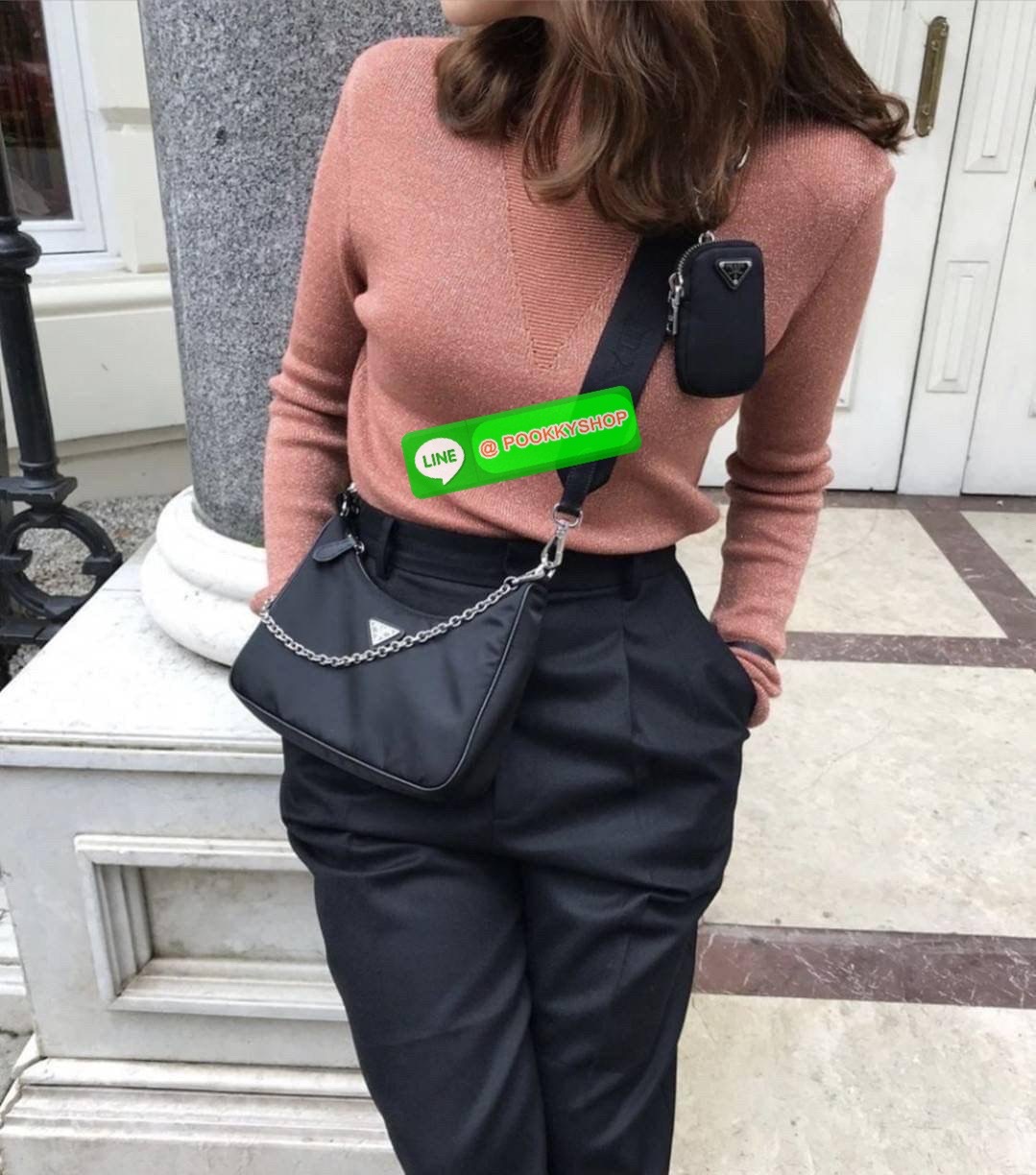 PRADA RE-EDITION 2005 RE-NYLON SHOULDER BAG ไอเท็มสุดปัง ที่ฮิตตลอดกาลไม่ว่าจะปีไหนๆ จัดให้ครบทั้งสีขายดีและสีใหม่ล่าสุด ที่สายคุณหนูห้ามพลาด!! กับกระเป๋าสะพายทรงคลาสสิค เหมาะเป็น everyday bag มากๆ วัสดุผ้าไนล่อนคุณภาพ พร้อมใบลูก ไว้ใส่เหรียญ ใส่กุญแจได้ส