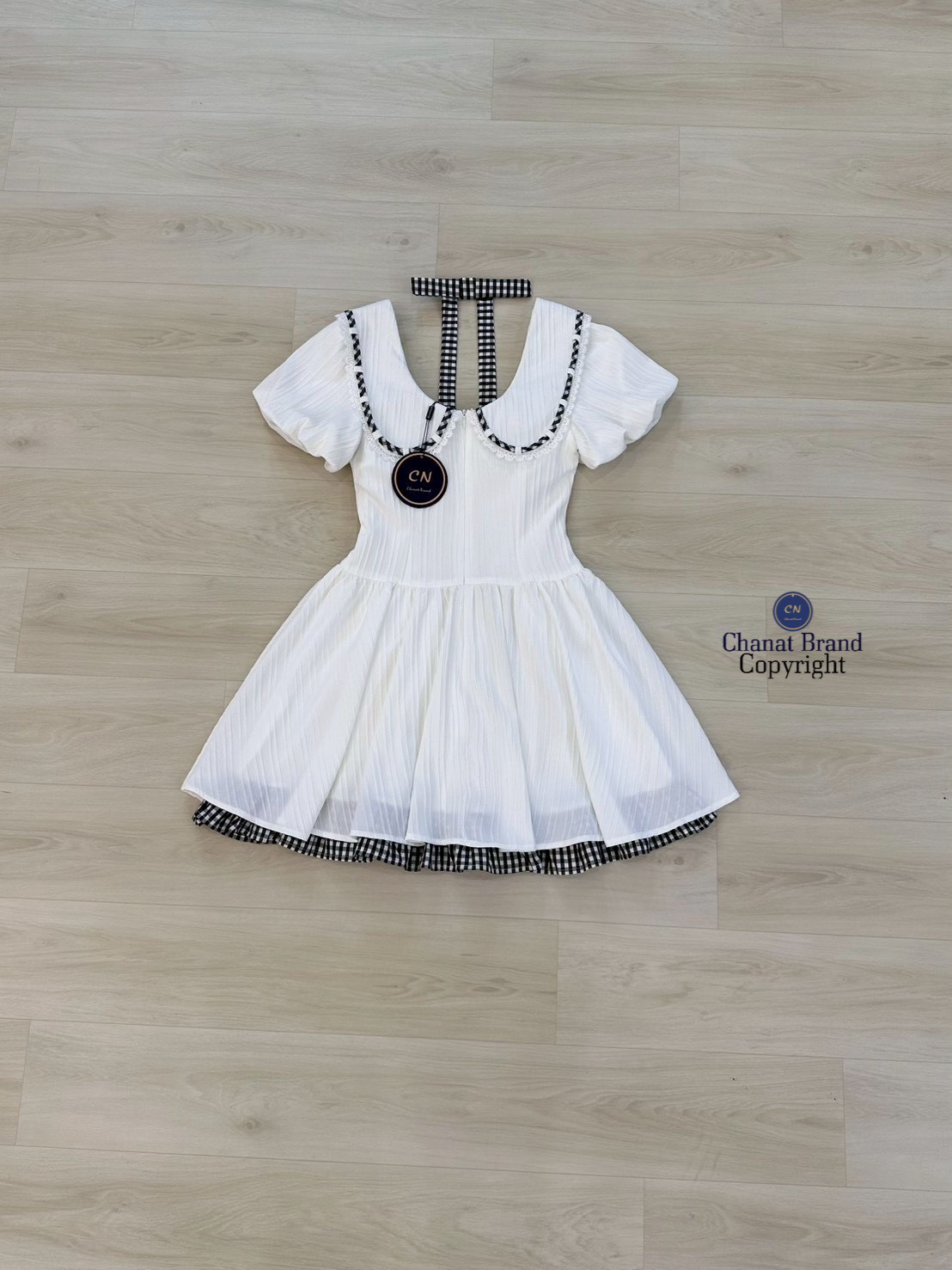 เดรสแฟชั่น มินิเดรสแขนตุ๊กตาสีขาว คอปกใหญ่ ดีเทลแต่งคอเปิดกว้าง