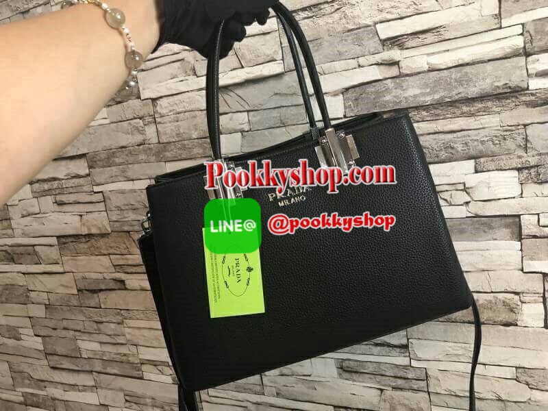 งานพรีเมี่ยมกิ้ฟ จากเคาเตอร์ต่างประเทศค่ะ รุ่น Limited edition ค่า ได้ กระเป๋าอเนกประสงค์ ทรงสวยจากแบรนด์ PRADA มาค่า เป็น กระเป๋าหนังลายลิ้นจี่ ใบนี้มีสายยาวให้ค่ะ เลิศมาก สะพายเป็น shoulder bag หรือ ถือได้ค่ะ ขนาดใบใหญ่ค่ะ ใช้แล้วสวยมากๆ อะไหล่silver ซิ