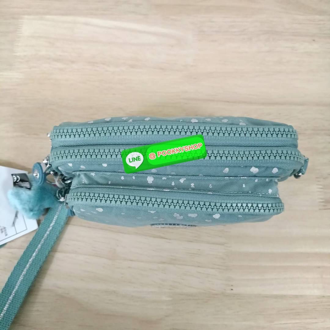KIPLING Monkey program Seoul up clutch & sling bag รุ่น 2 ซิป (ขนาด 7 นิ้ว) กระเป๋าคล้องมือ หรือ สะพายข้าง ขนาดเล็ก วัสดุ Nylon & Polyester 100% ใช้งานได้ 2 รูปแบบ มีสายสลับเปลี่ยนได้ทั้งแบบคล้องมือ และ สะพายข้าง ตามโอกาสการใช้งาน